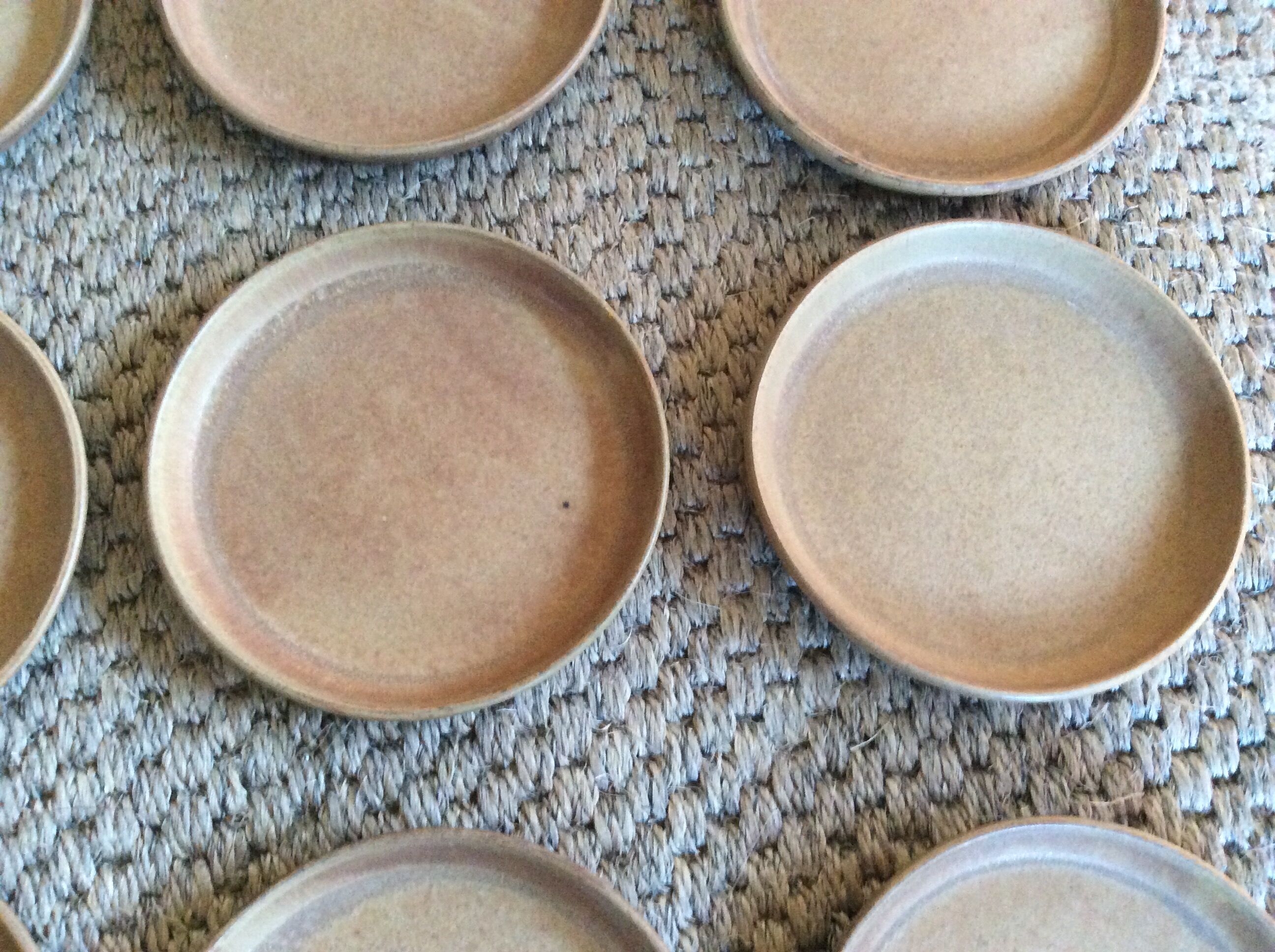 Série de 11 assiettes en grès