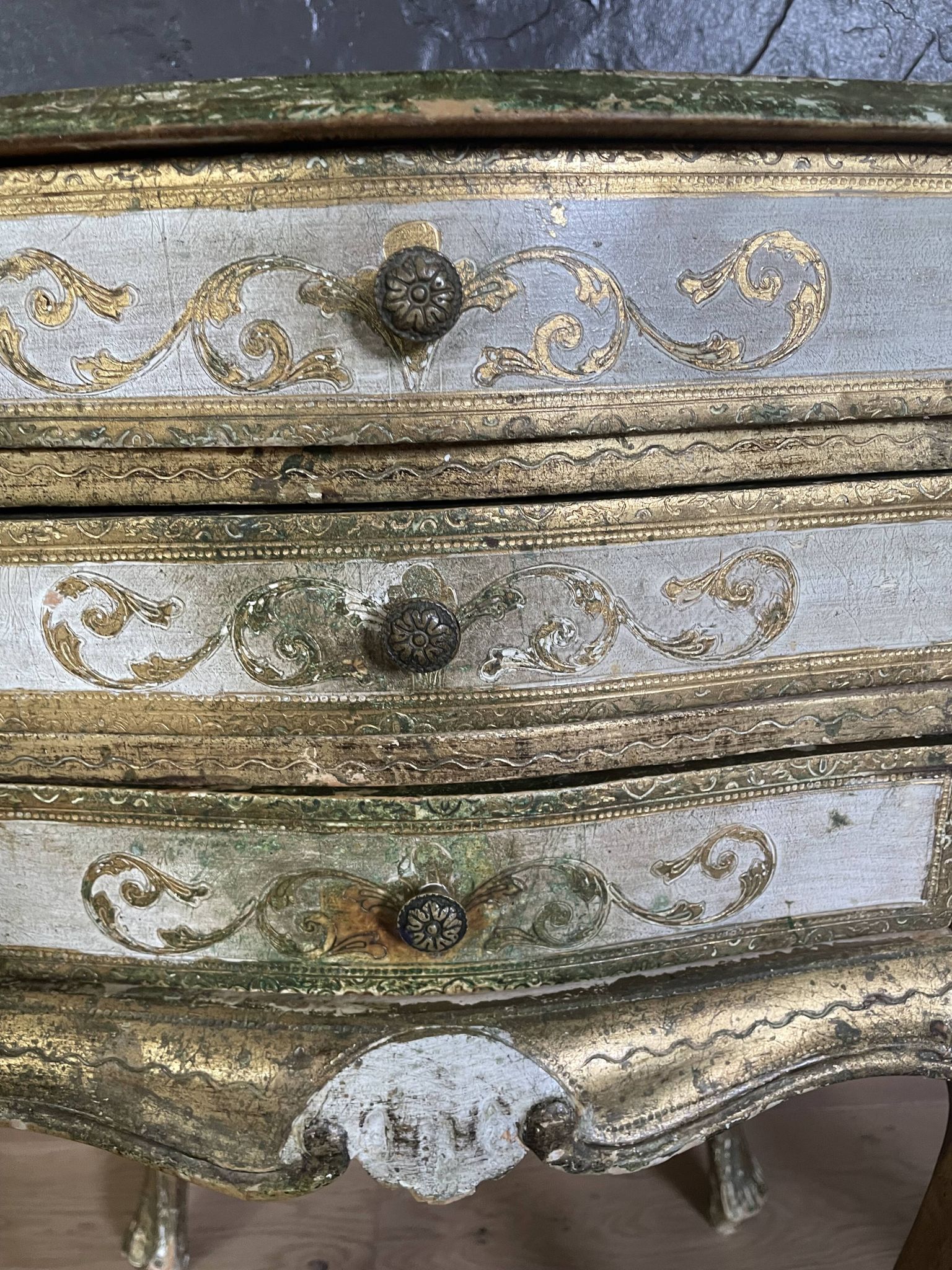 Bedside pair, 3 drawers, 1 drawer and a niche, painted golden wood, italian renaissance style