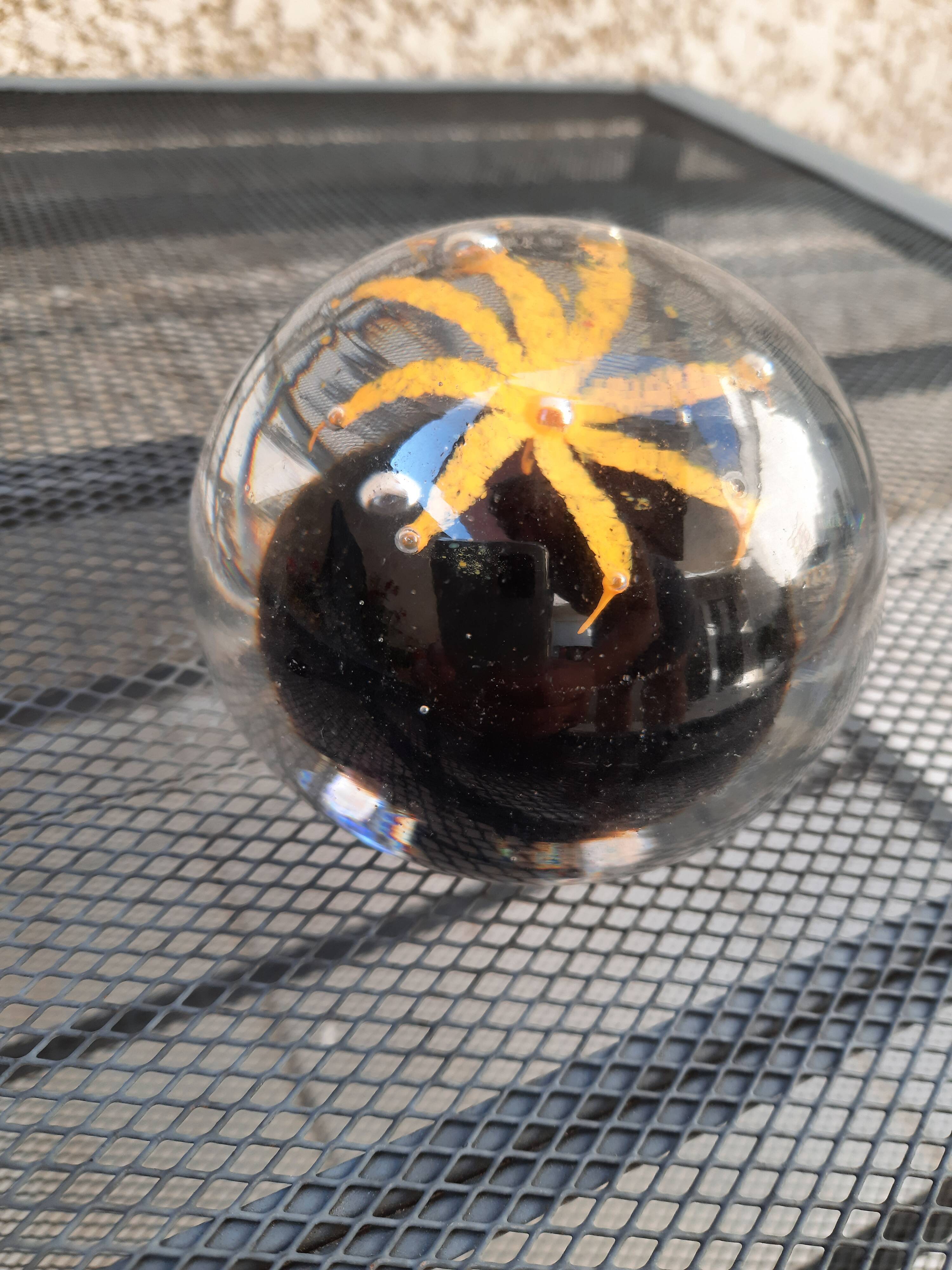 Sulfide-paper press made of glass, black & yellow, star décor.