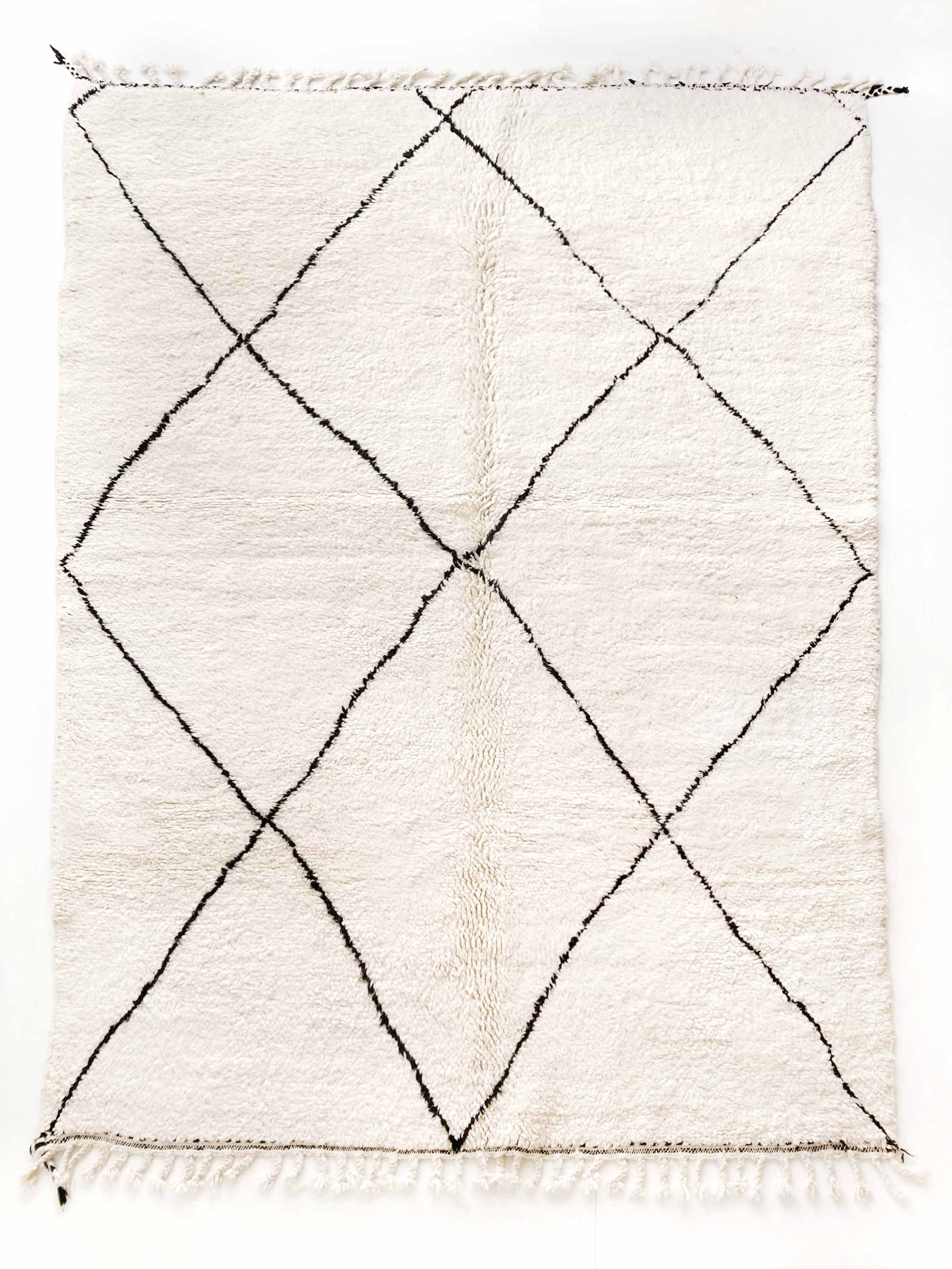 Berber carpet Beni Ouarain with black diamonds 306x199cm