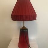 Lampe en verre teinté rouge avec abat-jour plissé