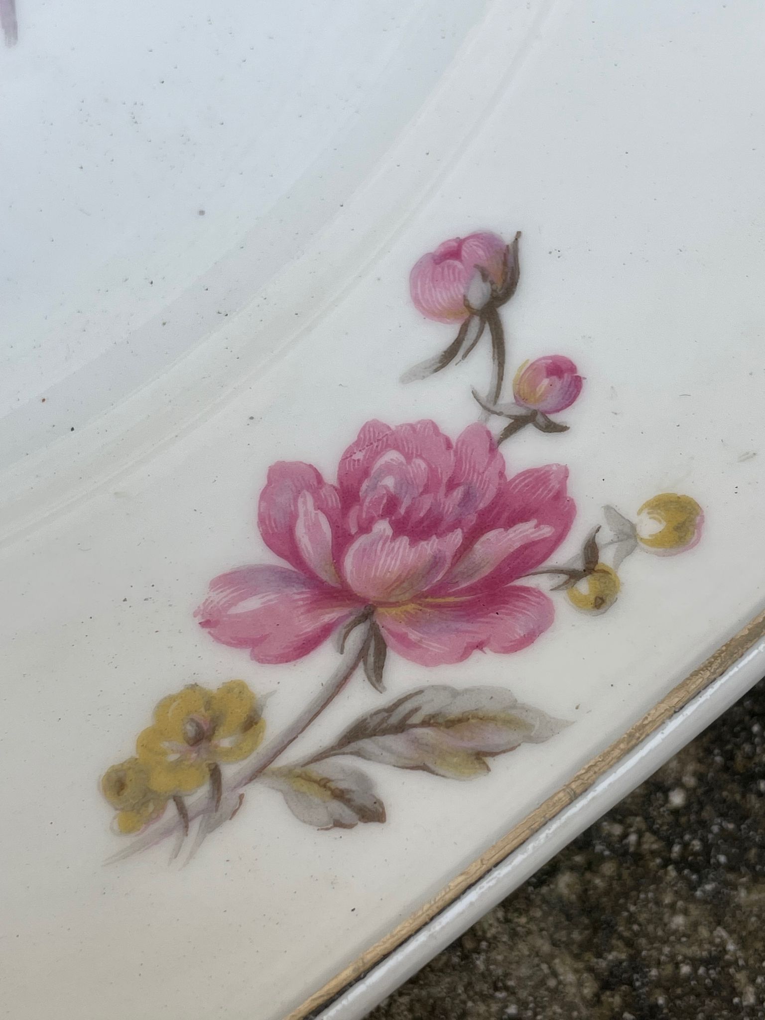 Plat à motif floral