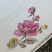 Plat à motif floral
