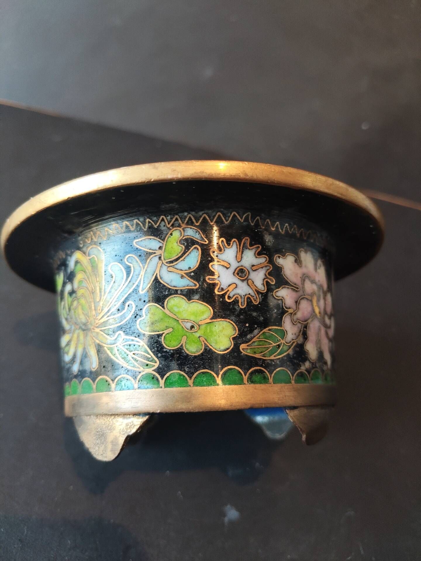 Vintage Chinese bowl in cloisonné enamel on four feet