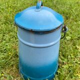 Pot à lait ancien en tôle émaillée