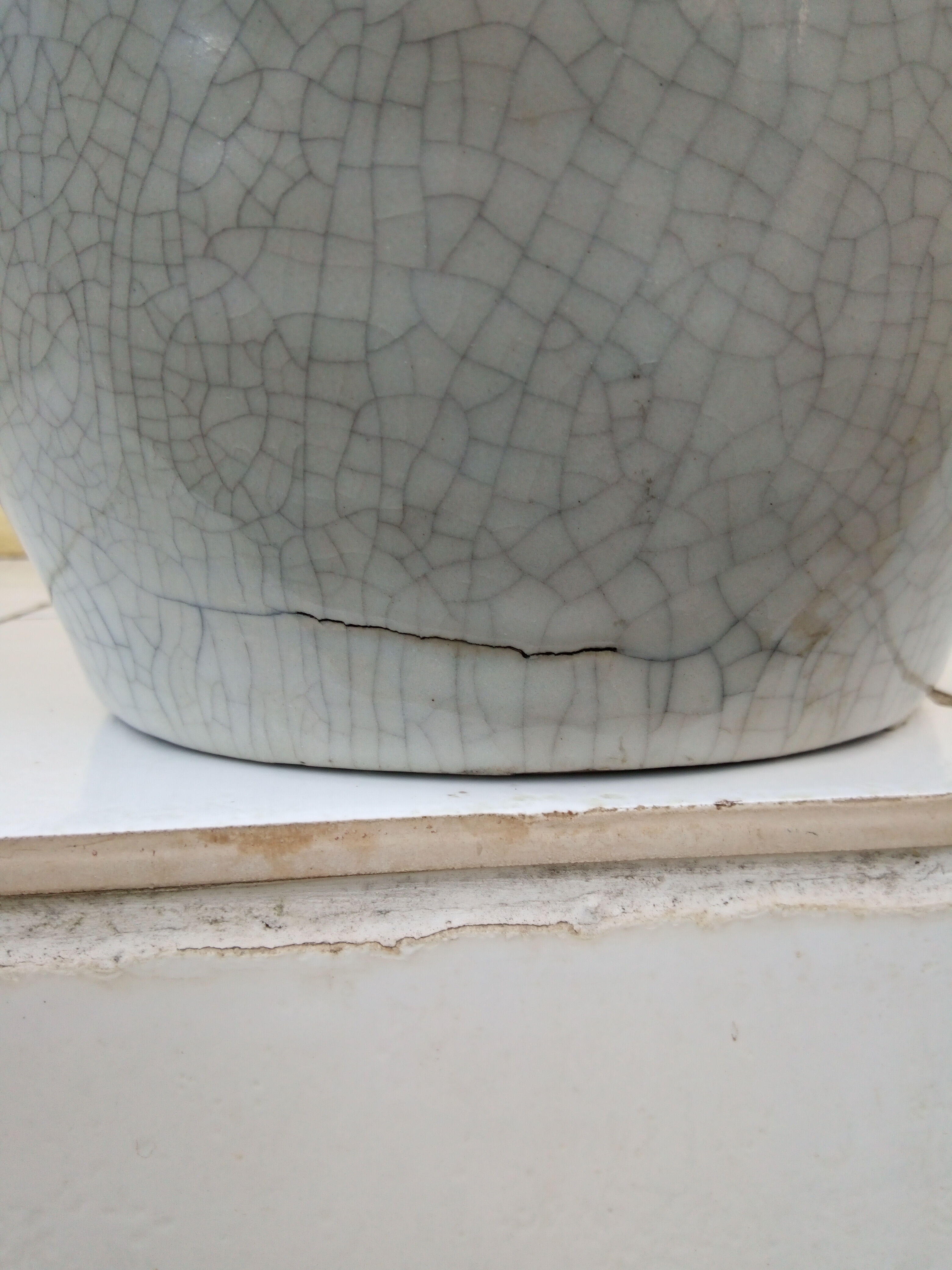 Ancient and large Asian vase, glazed ceramics.