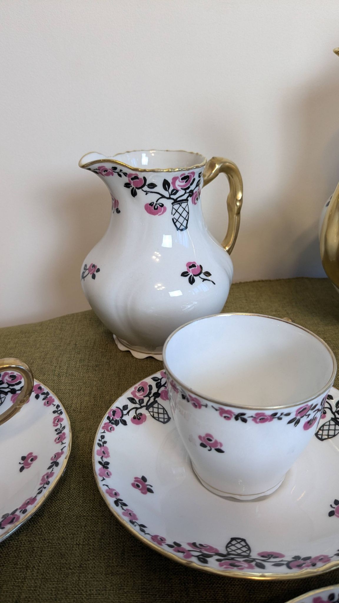 Service à café en porcelaine 18 pièces signé "Aux Lions de Faïence Paris"