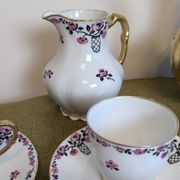 Service à café en porcelaine 18 pièces signé "Aux Lions de Faïence Paris"