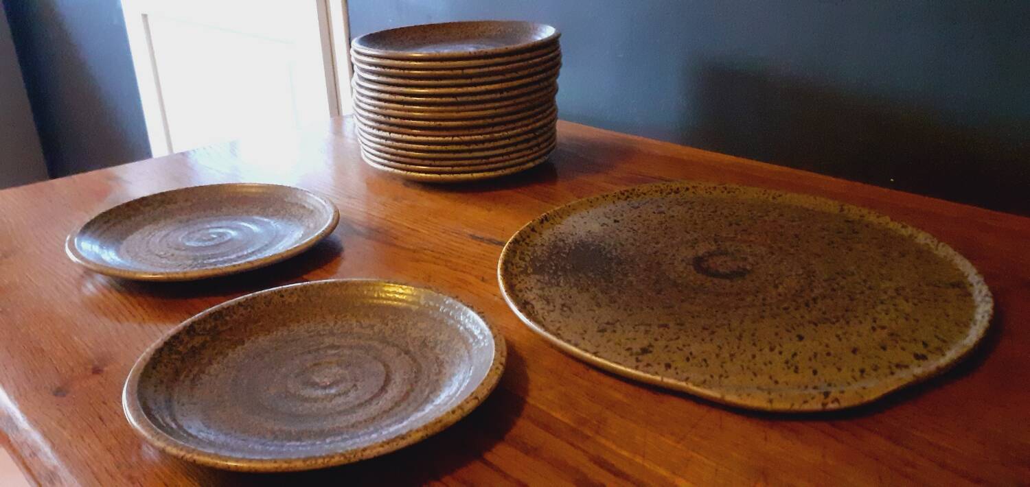 Dessert service, 18 plates and a sandstone dish from Salins les Bains, 1960s