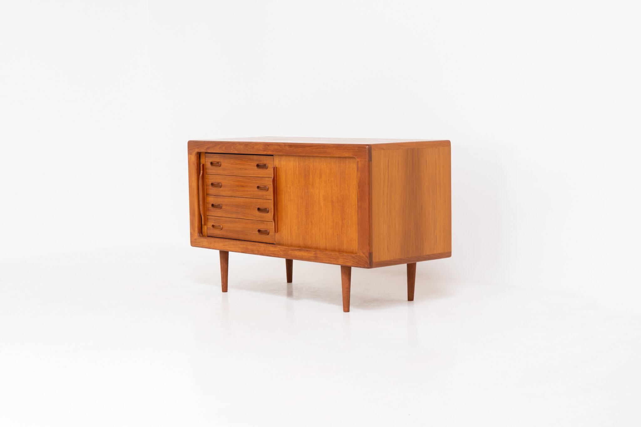 Buffet en teck Svend Dyrlund avec portes tambour