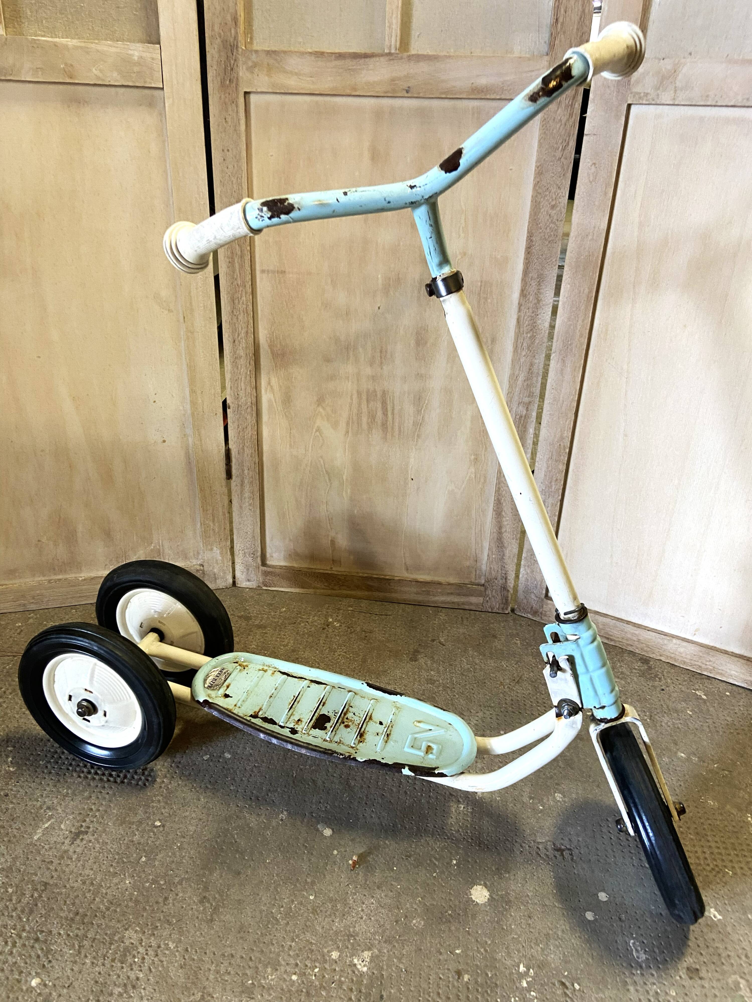 Vintage 3-wheel scooter nordy made in france antique collector's toy