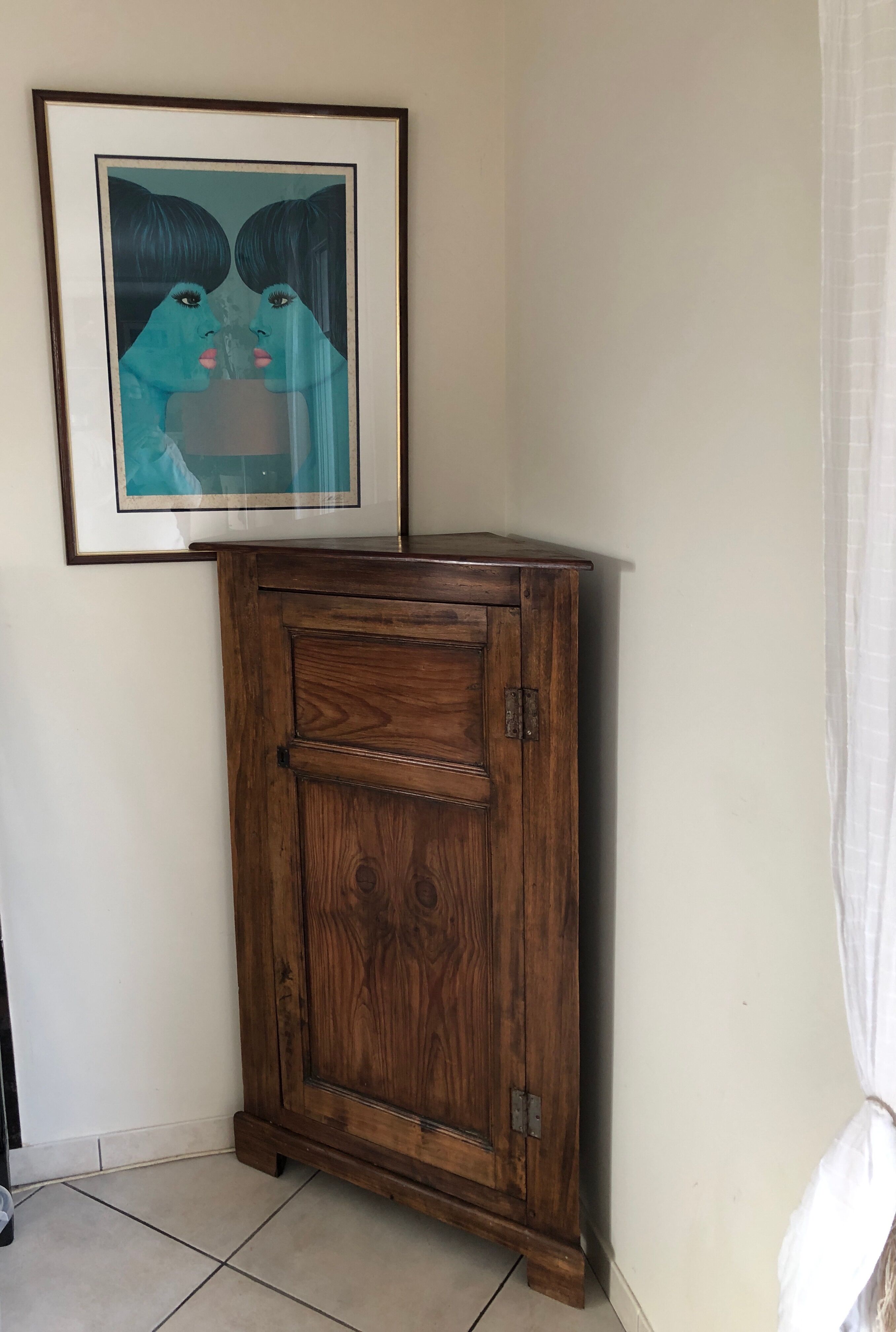 Notch, corner cabinet