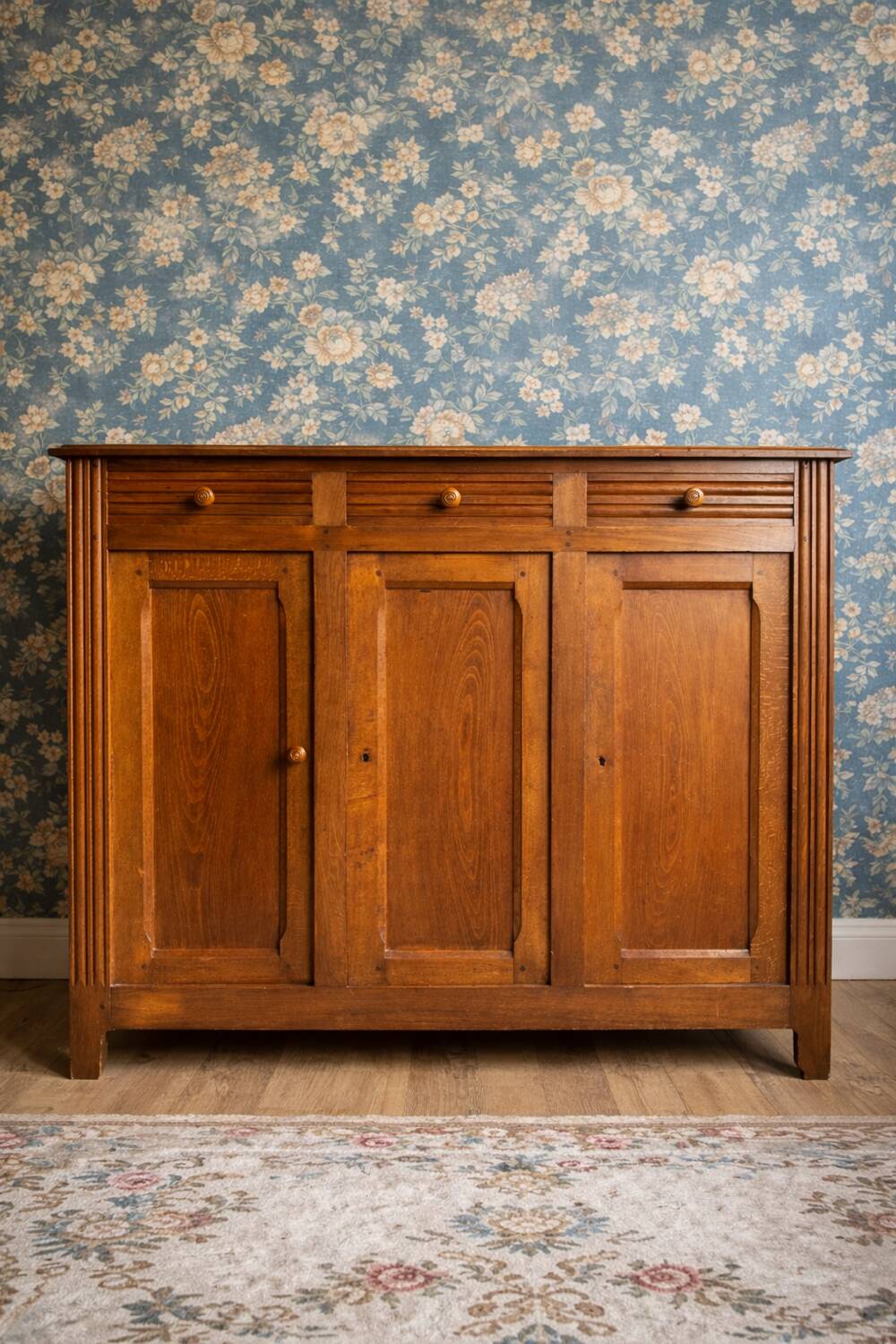 Grand Parisian buffet with 3 doors – solid oak – An elegant and sturdy rarity