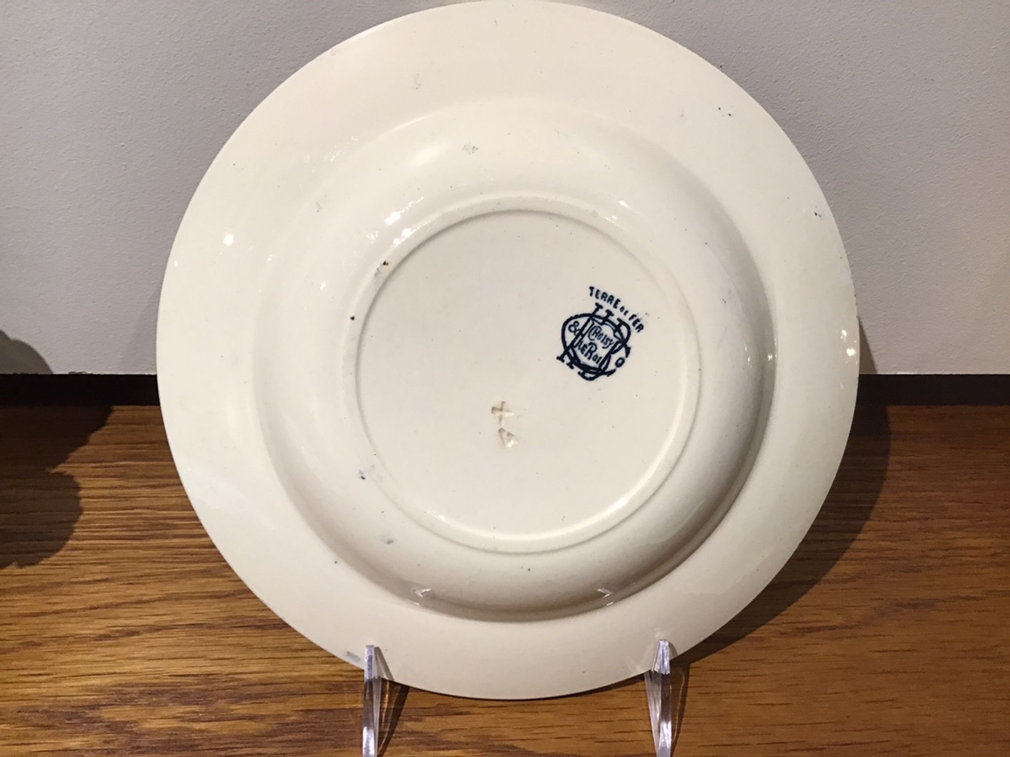 Hollow plate, insect and strawberry décor, Manufacture Choisy the King, Iron Land, H Boulenger - Co.