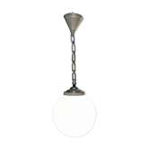 Suspension art déco globe en opaline et chaîne en aluminium