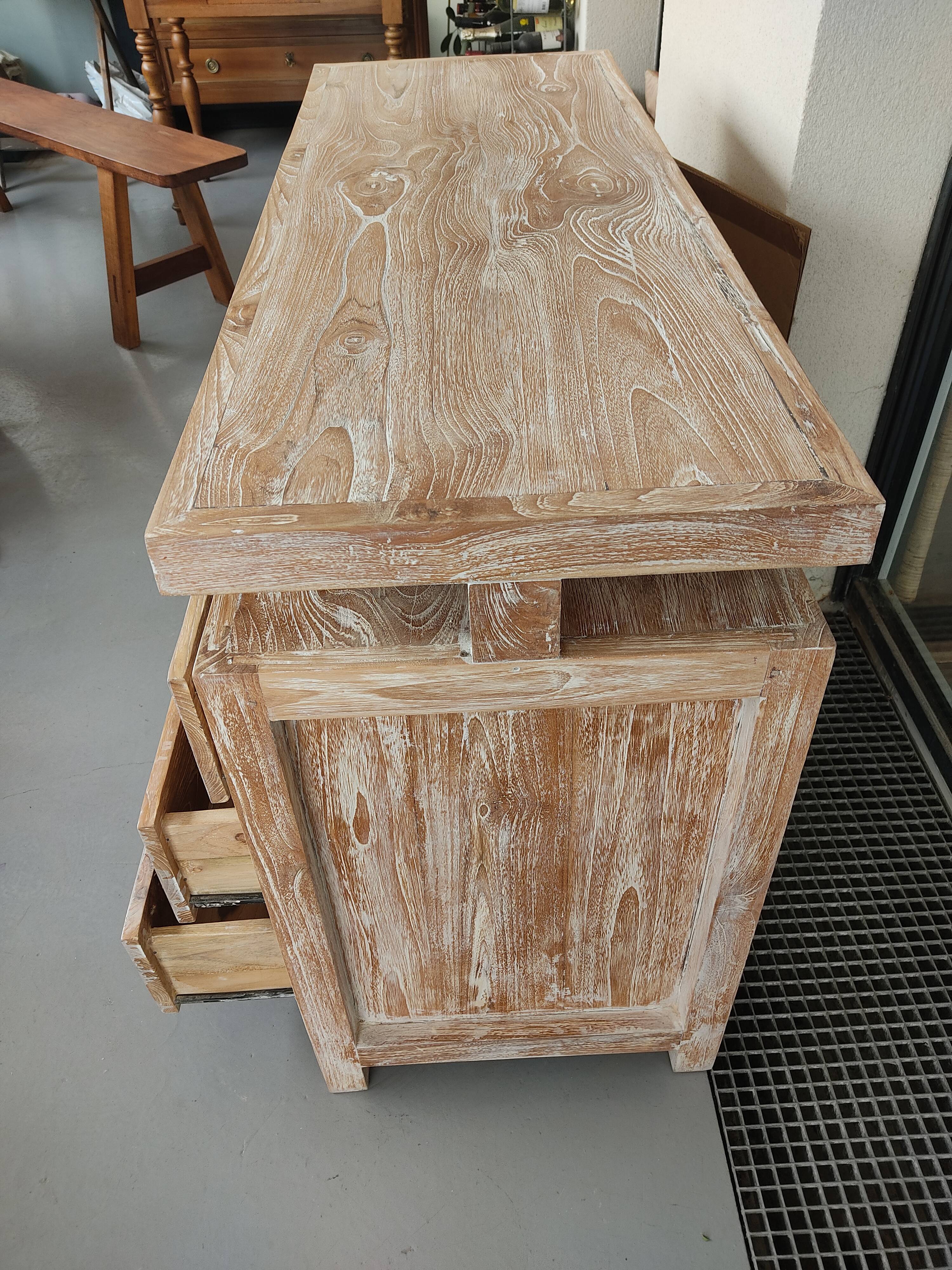 Commode en bois cérusé