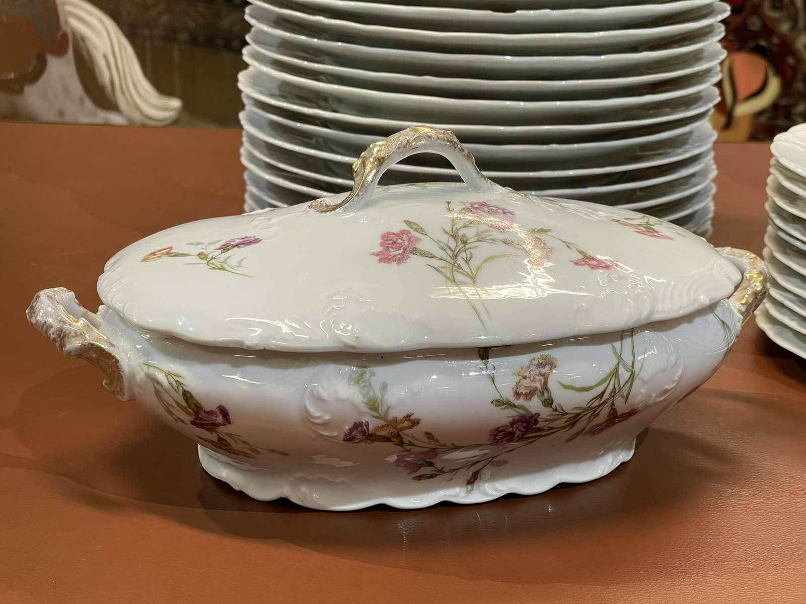 Service de table en porcelaine de Limoges à décor floral des années 1950 - 31 pièces