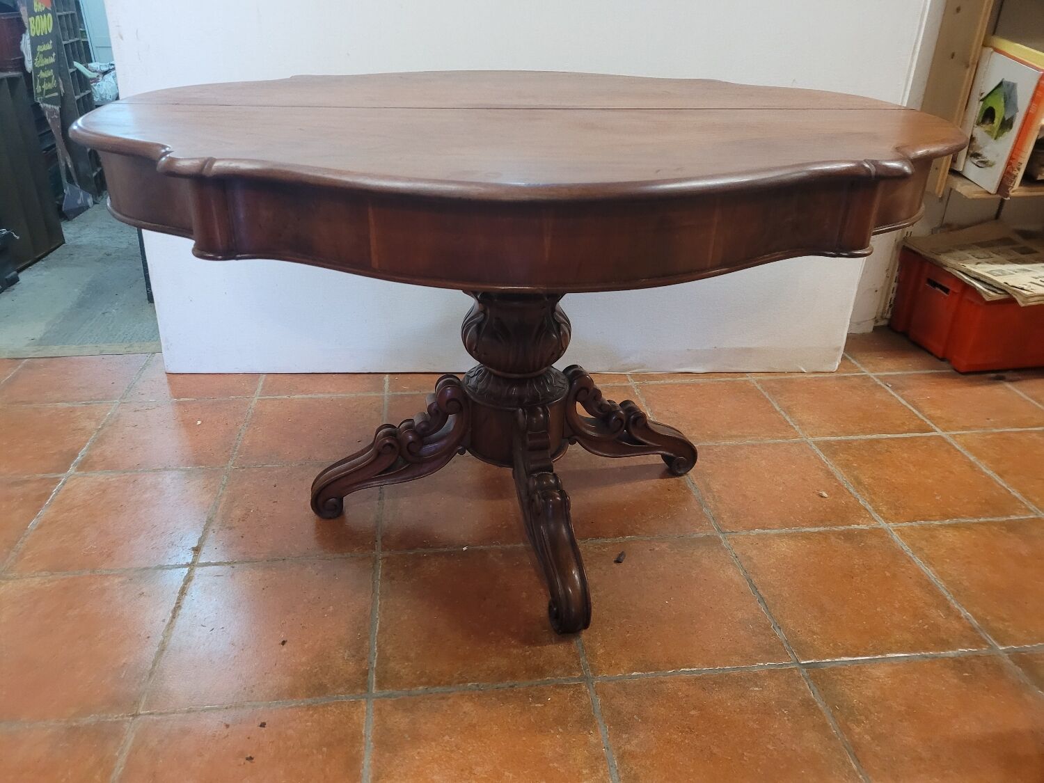 Mahogany gueridon with 1 extension cord