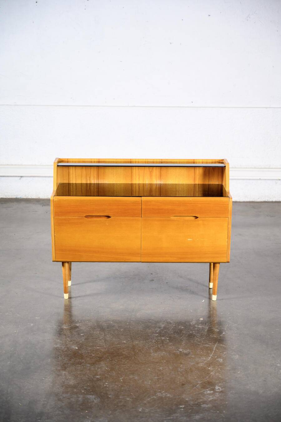 Black plateau chest of drawers