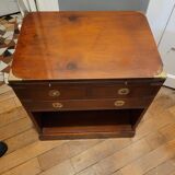 Meuble d'appoint anglais en placage d'if cuir et laiton