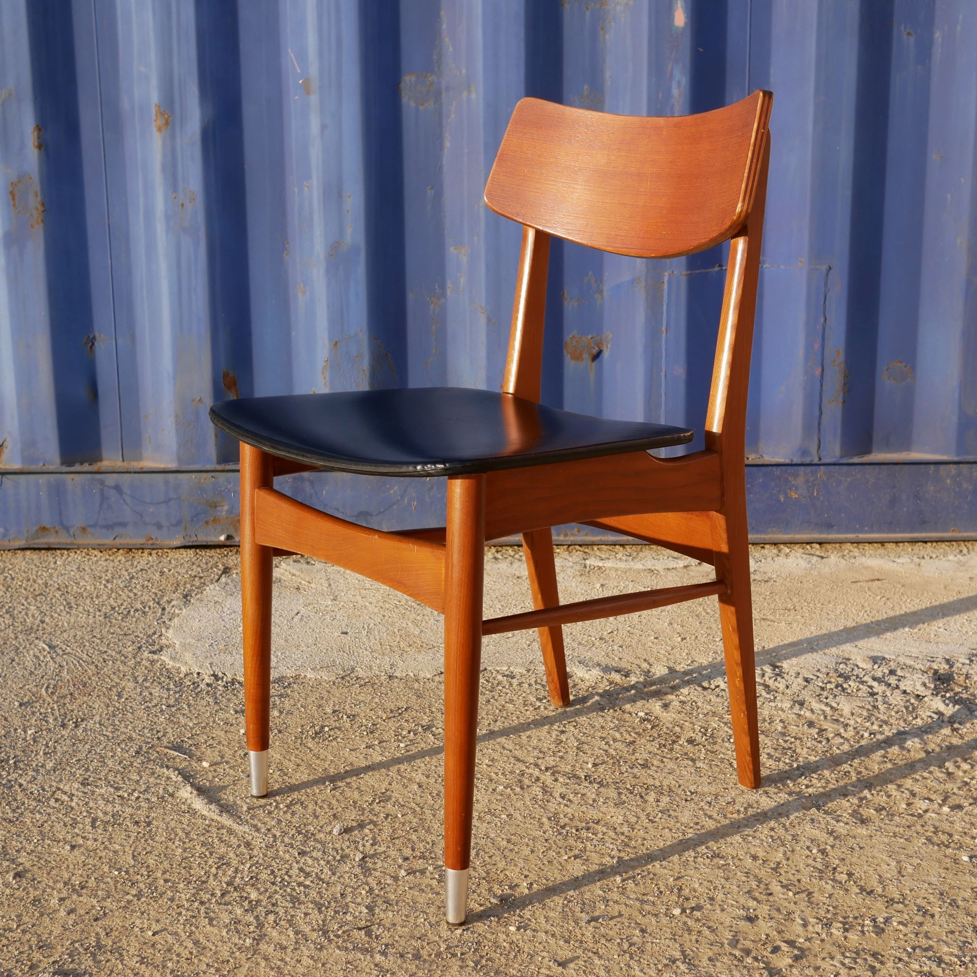 6 scandinavian chairs in wood and black leather