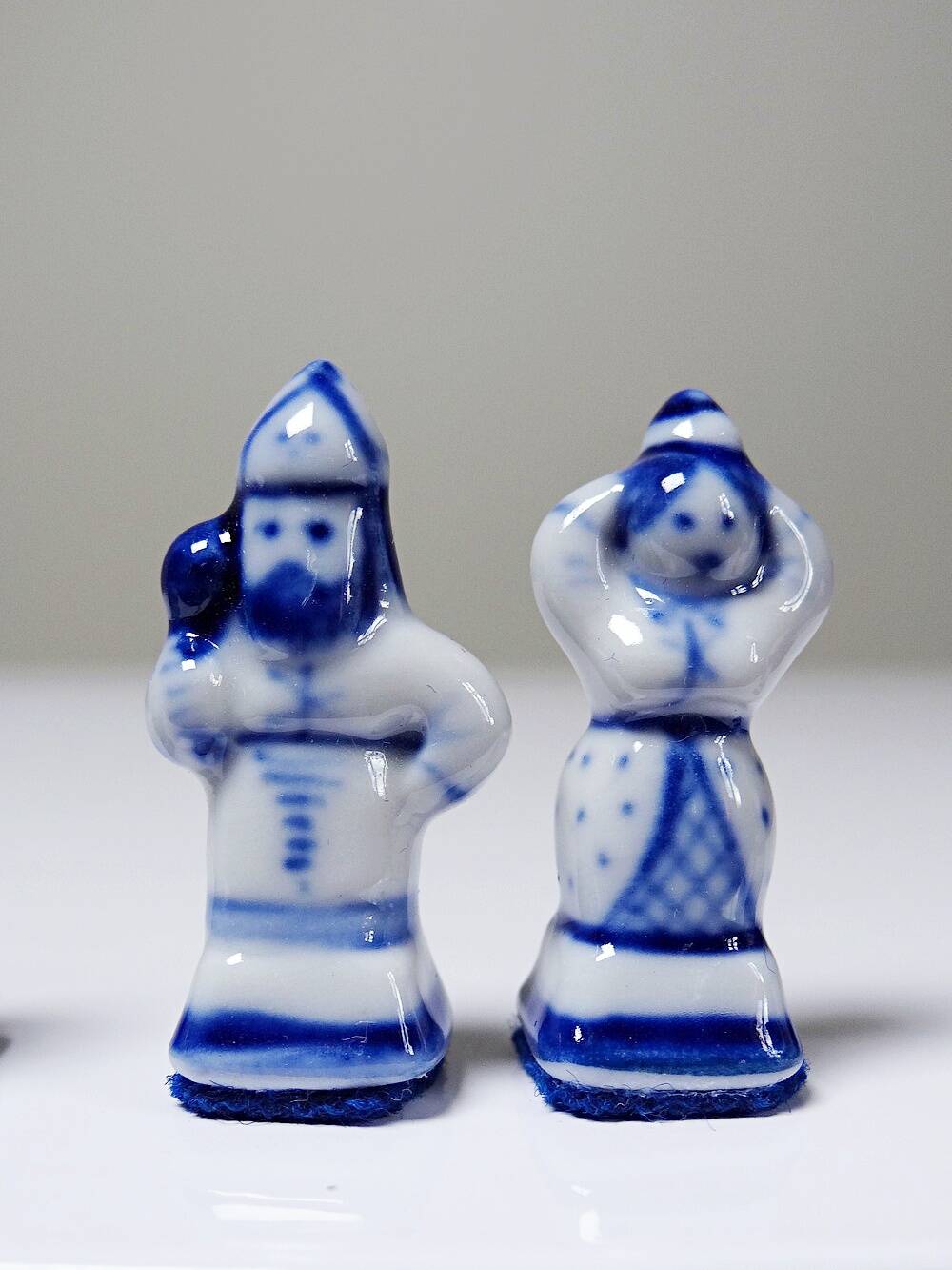 Rare et unique échiquier de voyage en porcelaine de Gzhel signé Yuri Garanin
