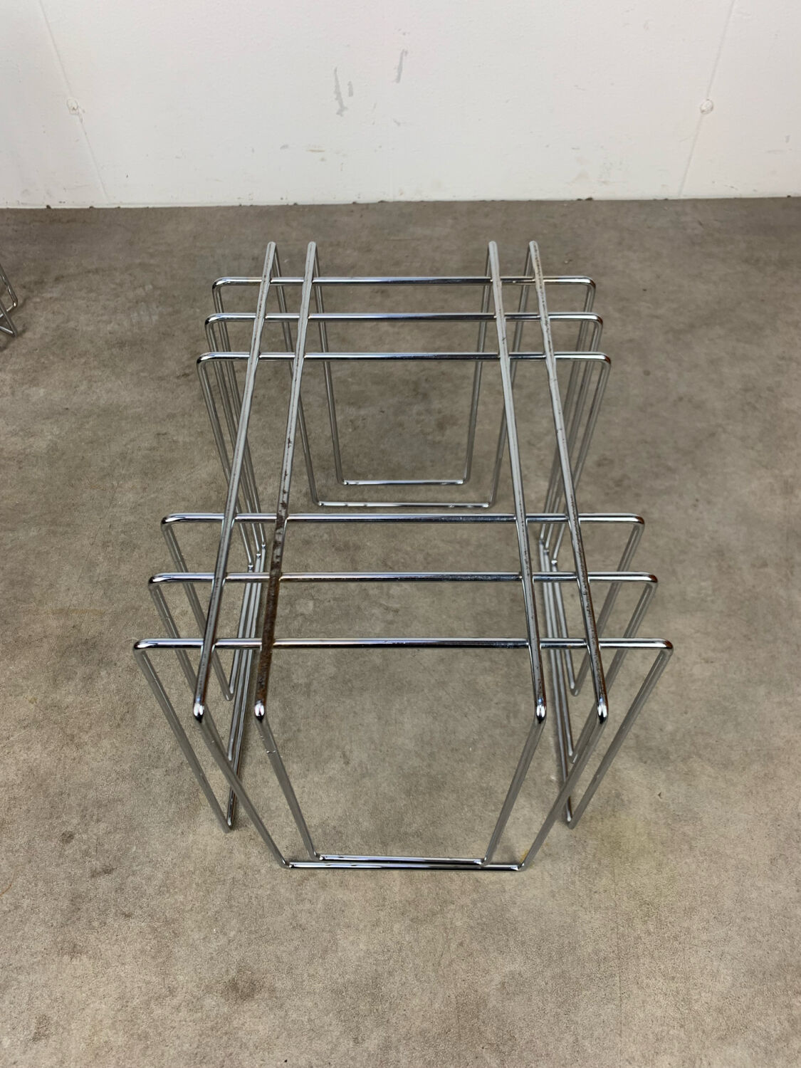 Chrome metal magazine rack by Willy Glaeser for TMP, 1980s.