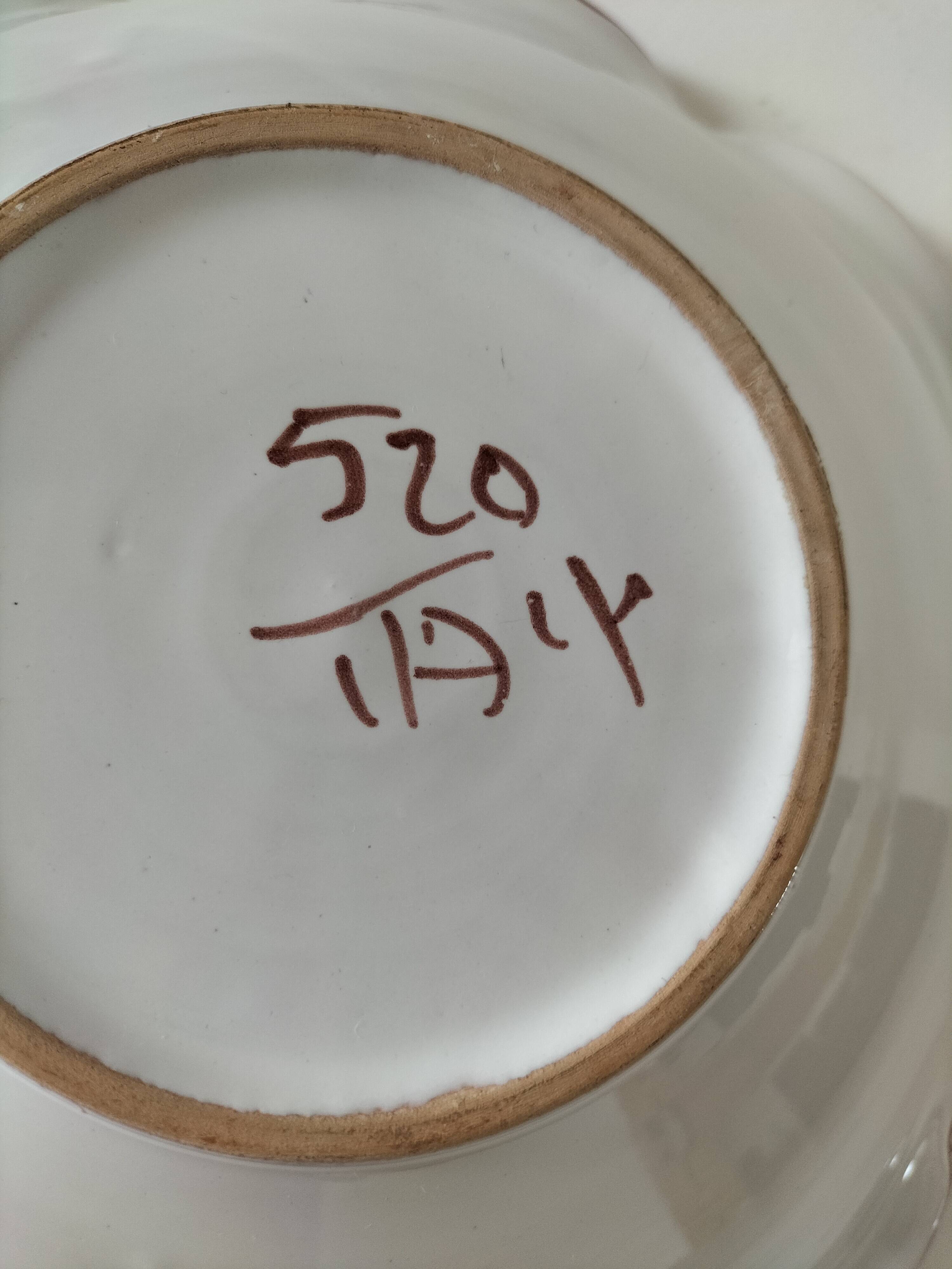 Coupe en faïence italienne décor floral bordeaux