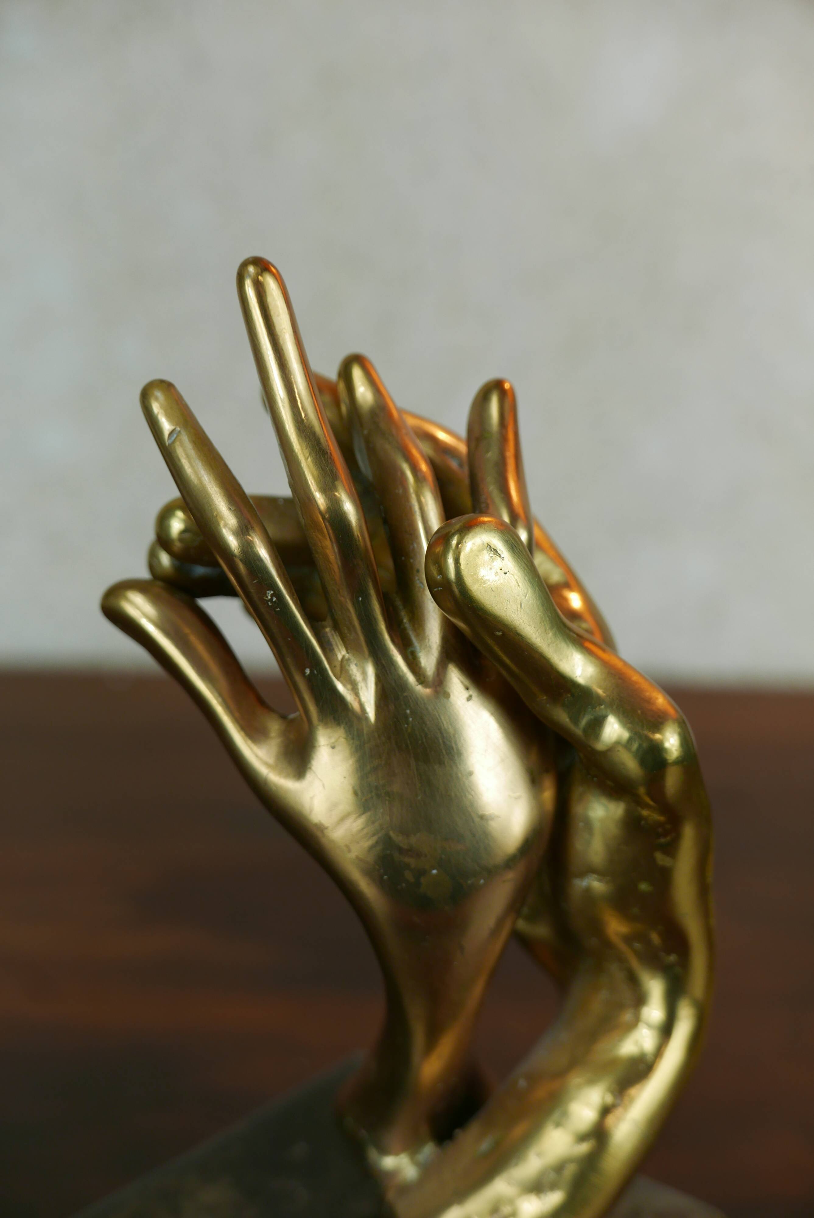 sculpture de mains entrelacées en bronze doré, signée Lohé.