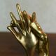 sculpture de mains entrelacées en bronze doré, signée Lohé.