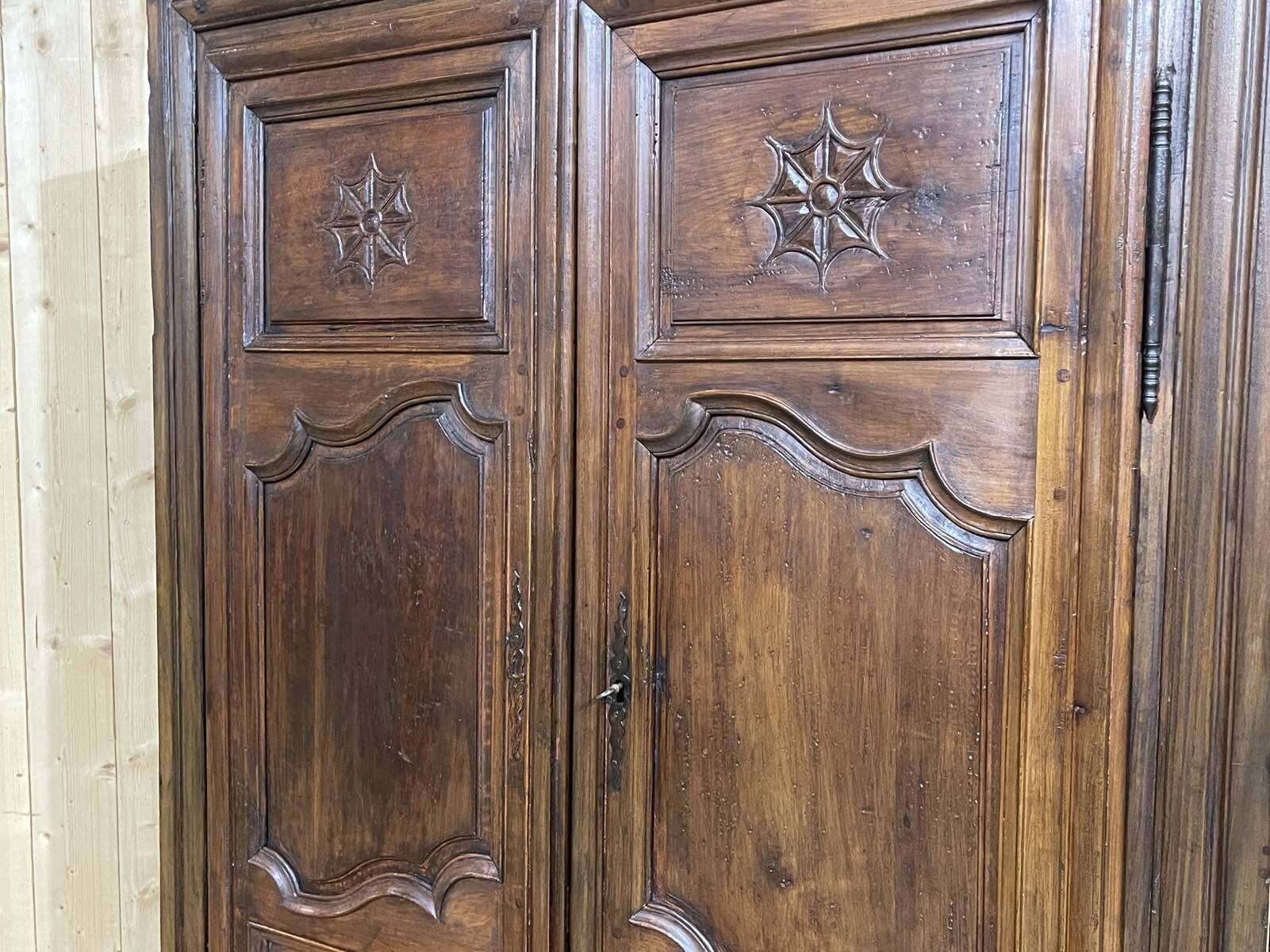 Armoire bretonne XIXème en merisier, chêne et châtaignier