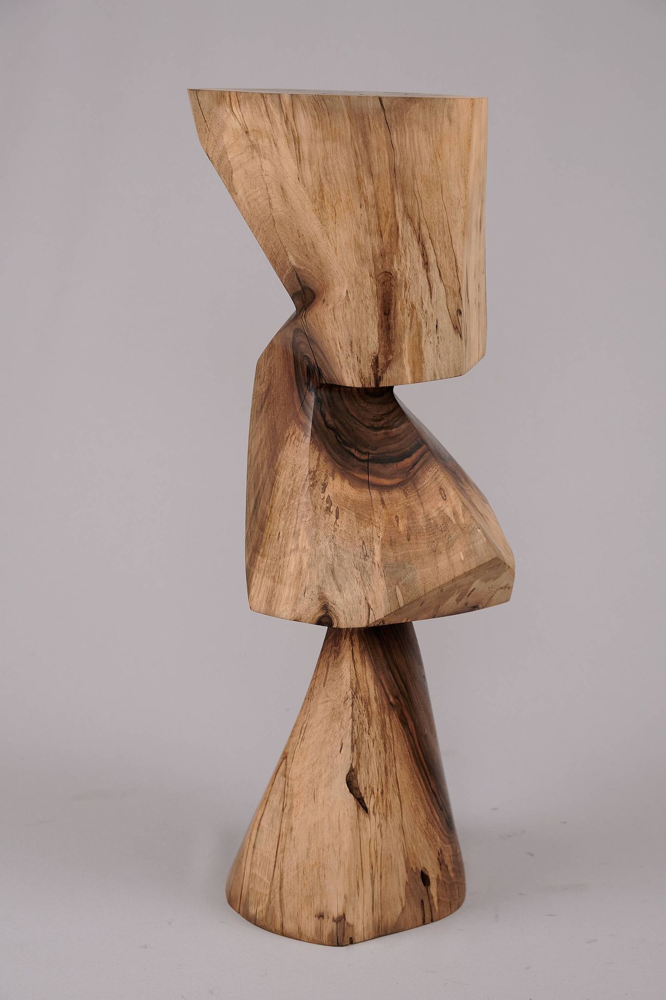 Table d’appoint sculpturale en bois massif, design contemporain original, logniture