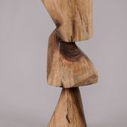Table d’appoint sculpturale en bois massif, design contemporain original, logniture