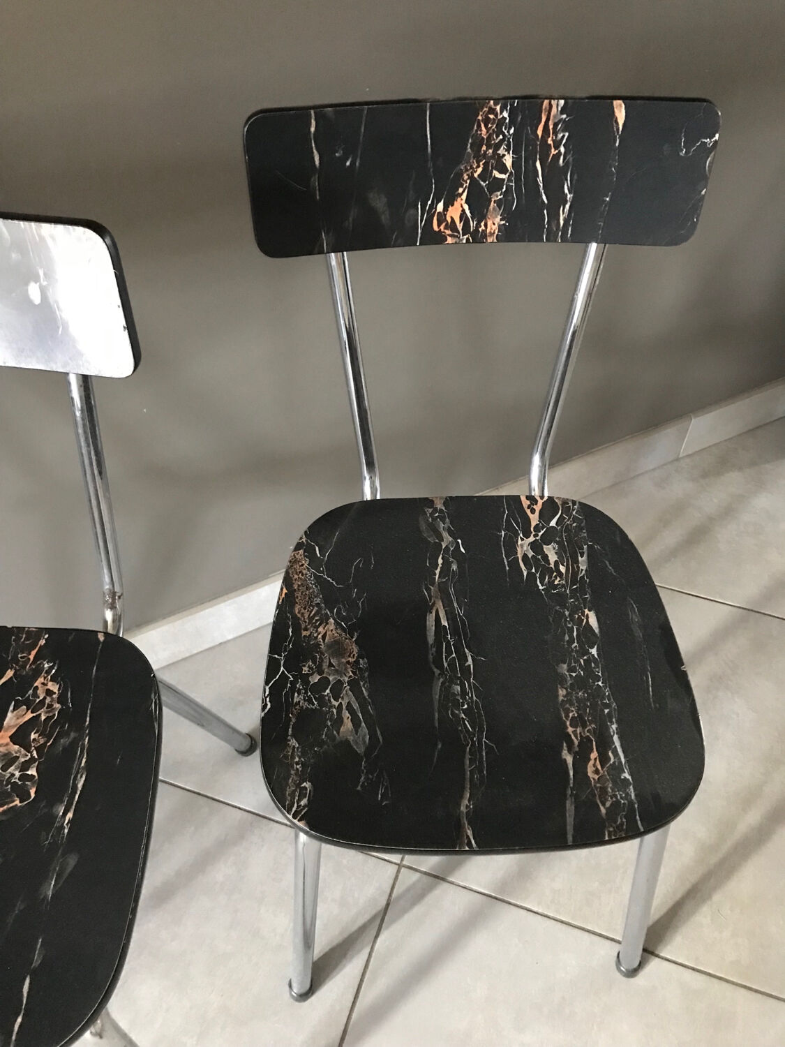 Chaises en Formica noir marbré