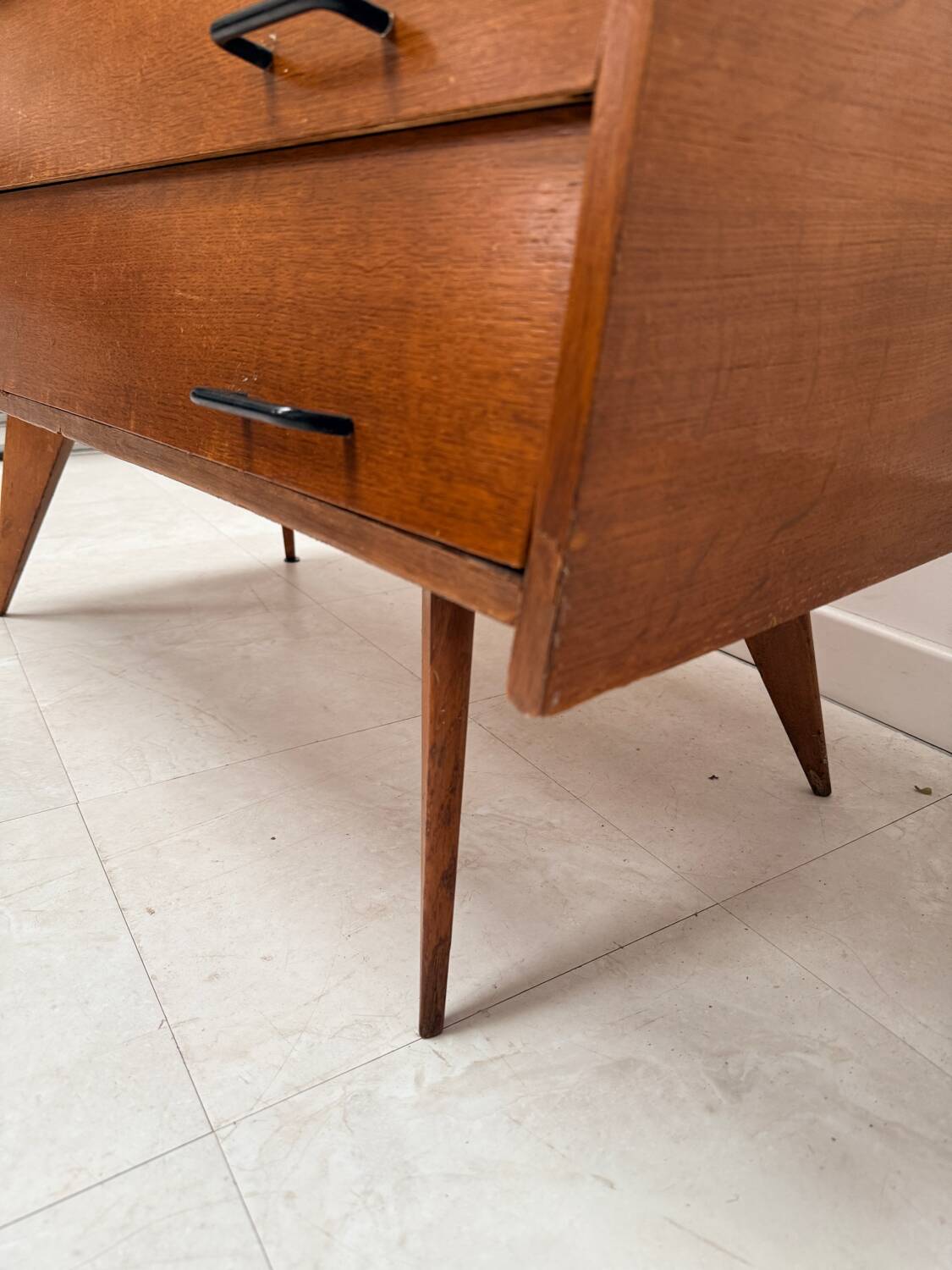 Commode pieds compas