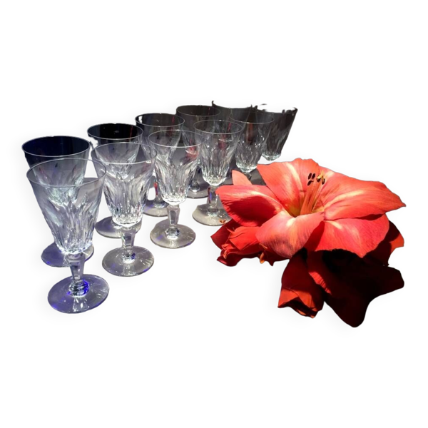 Suite de 11 verres a pied a vin rouge baccarat modele carcassonne