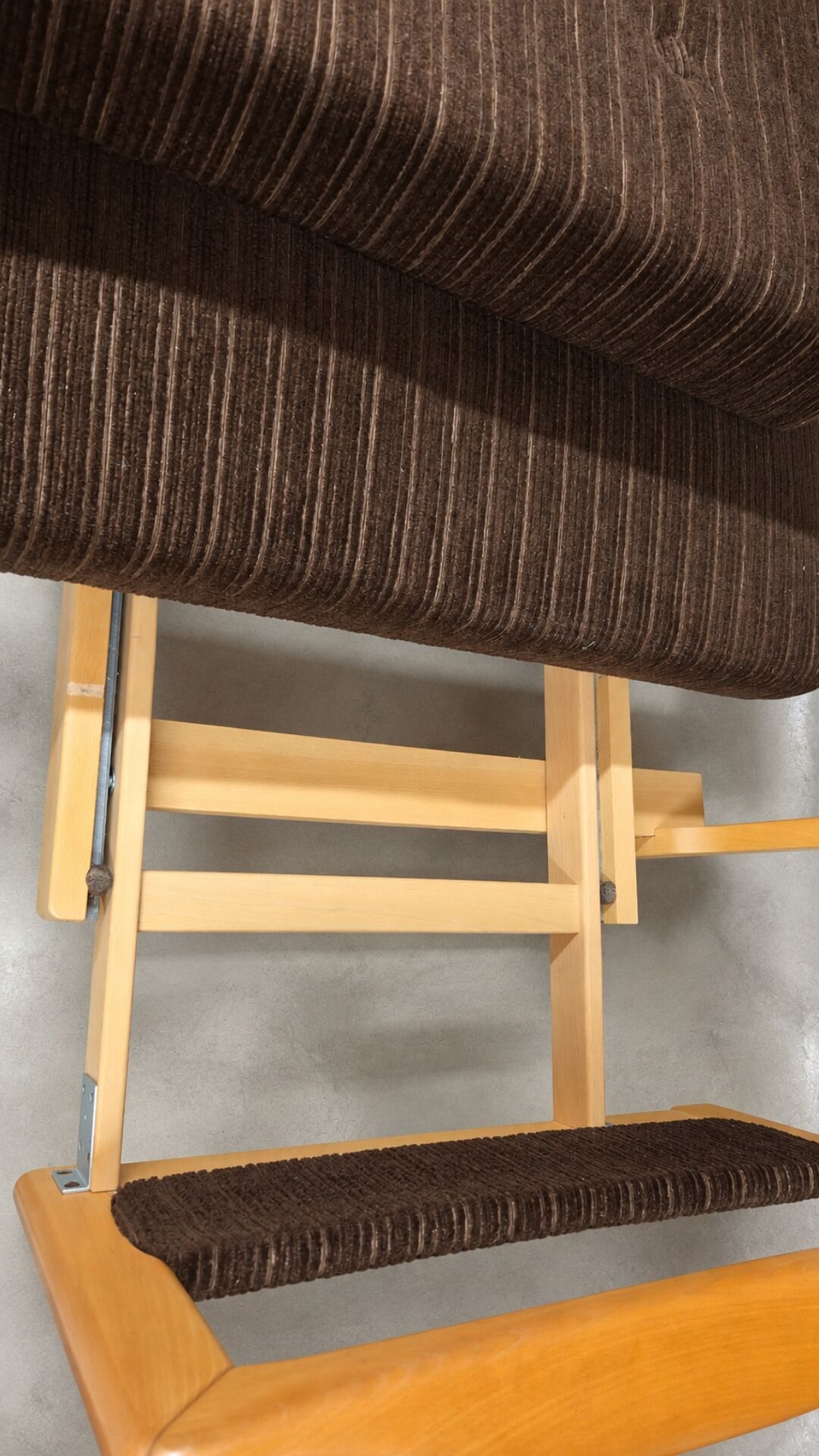 1960s light wood and brown ribbed fabric convertible daybed canapé