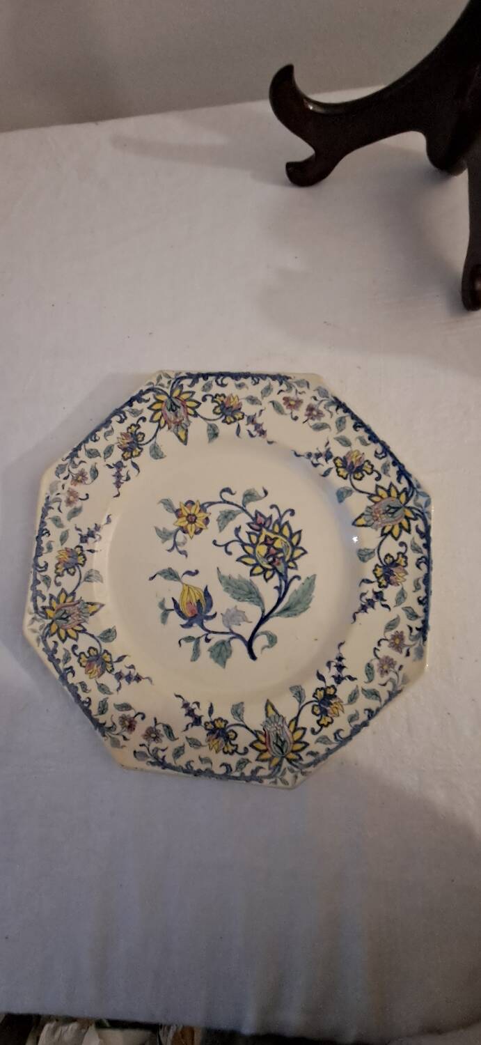Longchamp octagonal plate, Bagdad model. Late 19th, early 20th century.