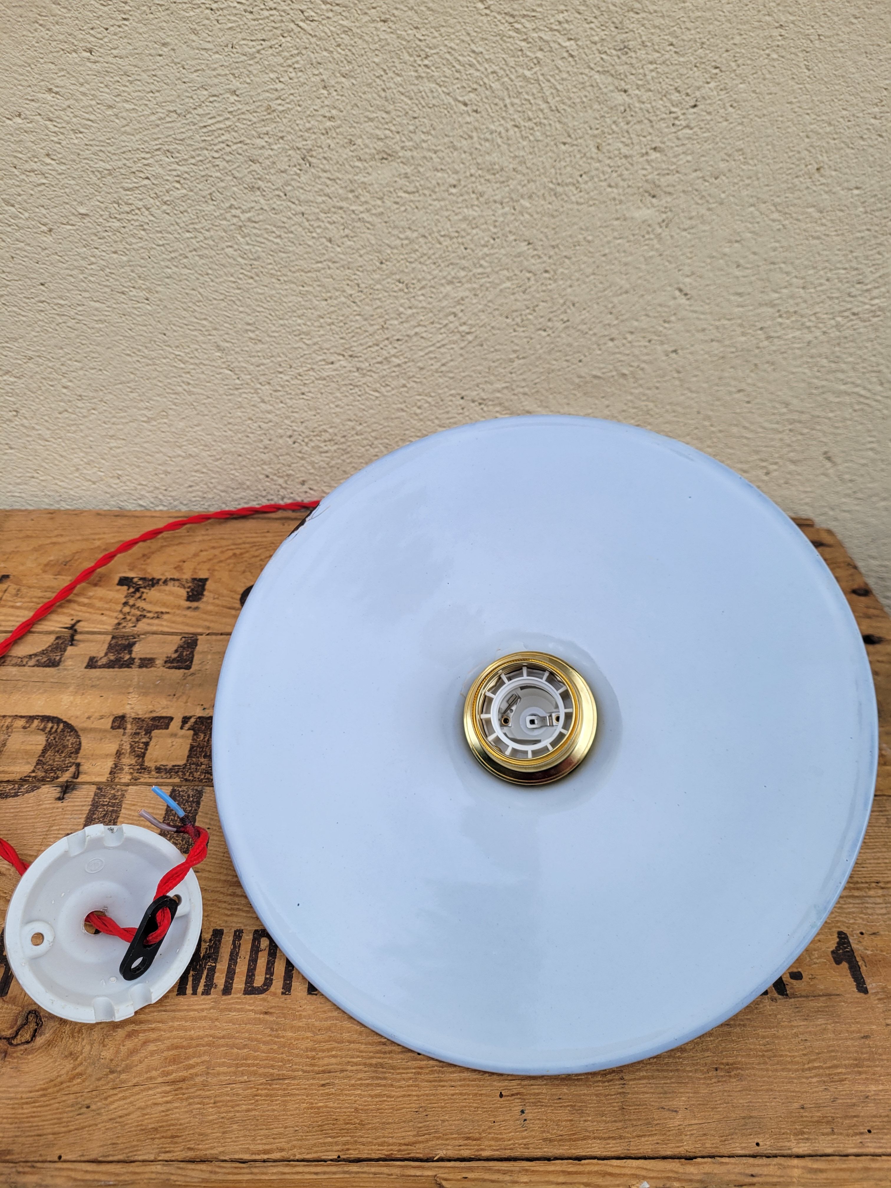 Enamelled sheet metal suspension