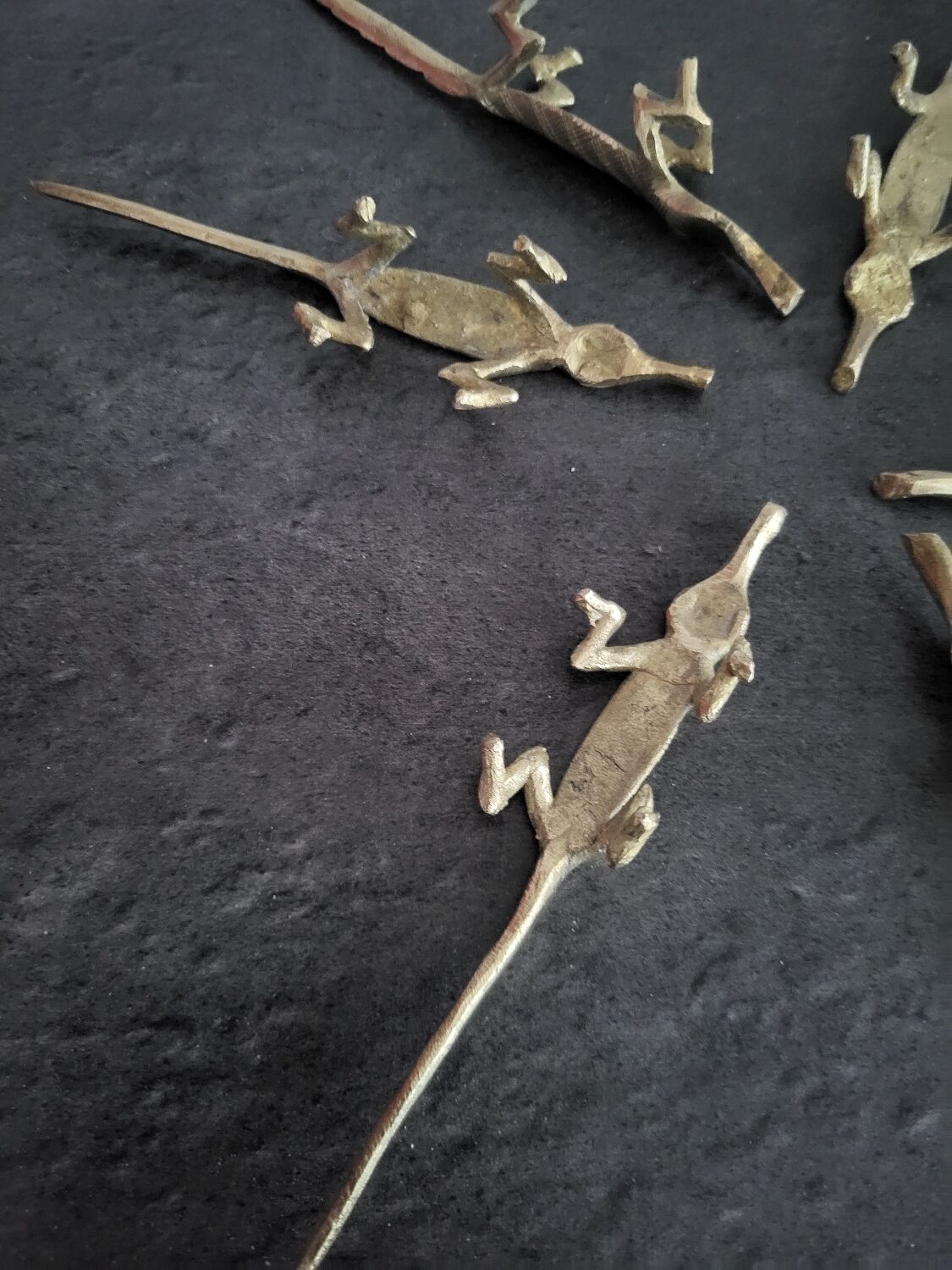 6 vintage knife rests, brass crocodiles, in excellent condition.