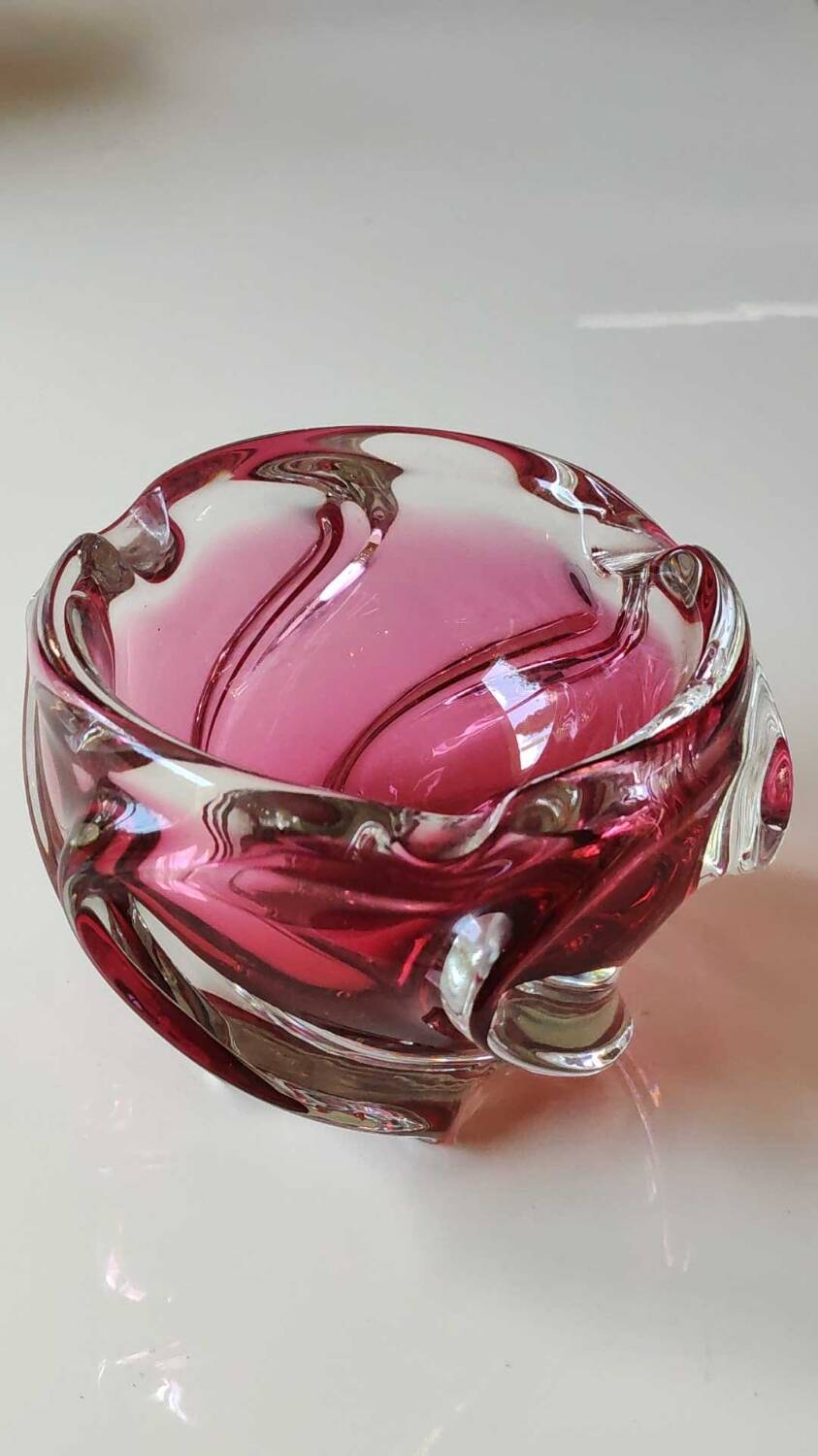 Ashtray/empty pocket, in blown Art glass, Murano/Italy. Organic floral shape. Pink tones