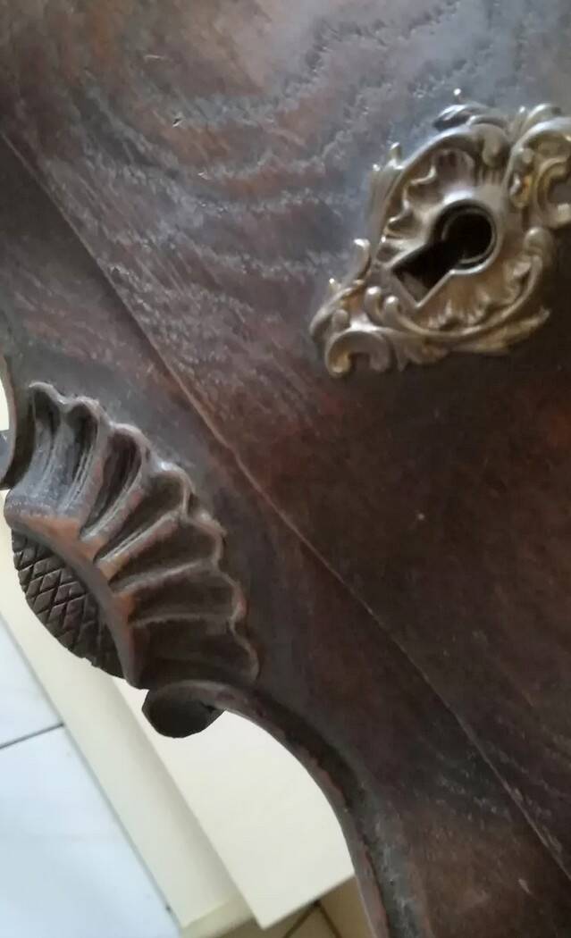 Louis XV commode style