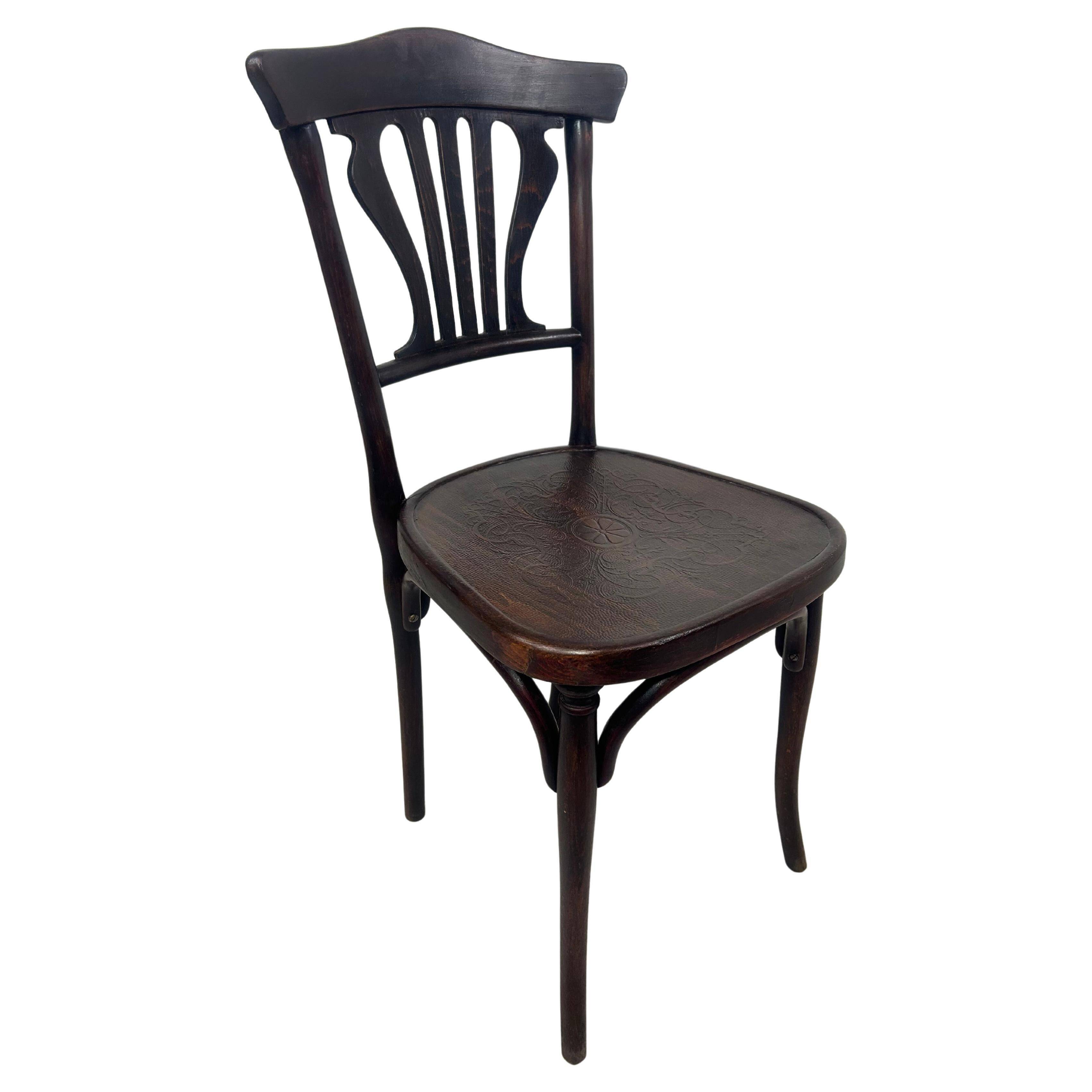 Curved wooden dining chair no. 228 by Thonet