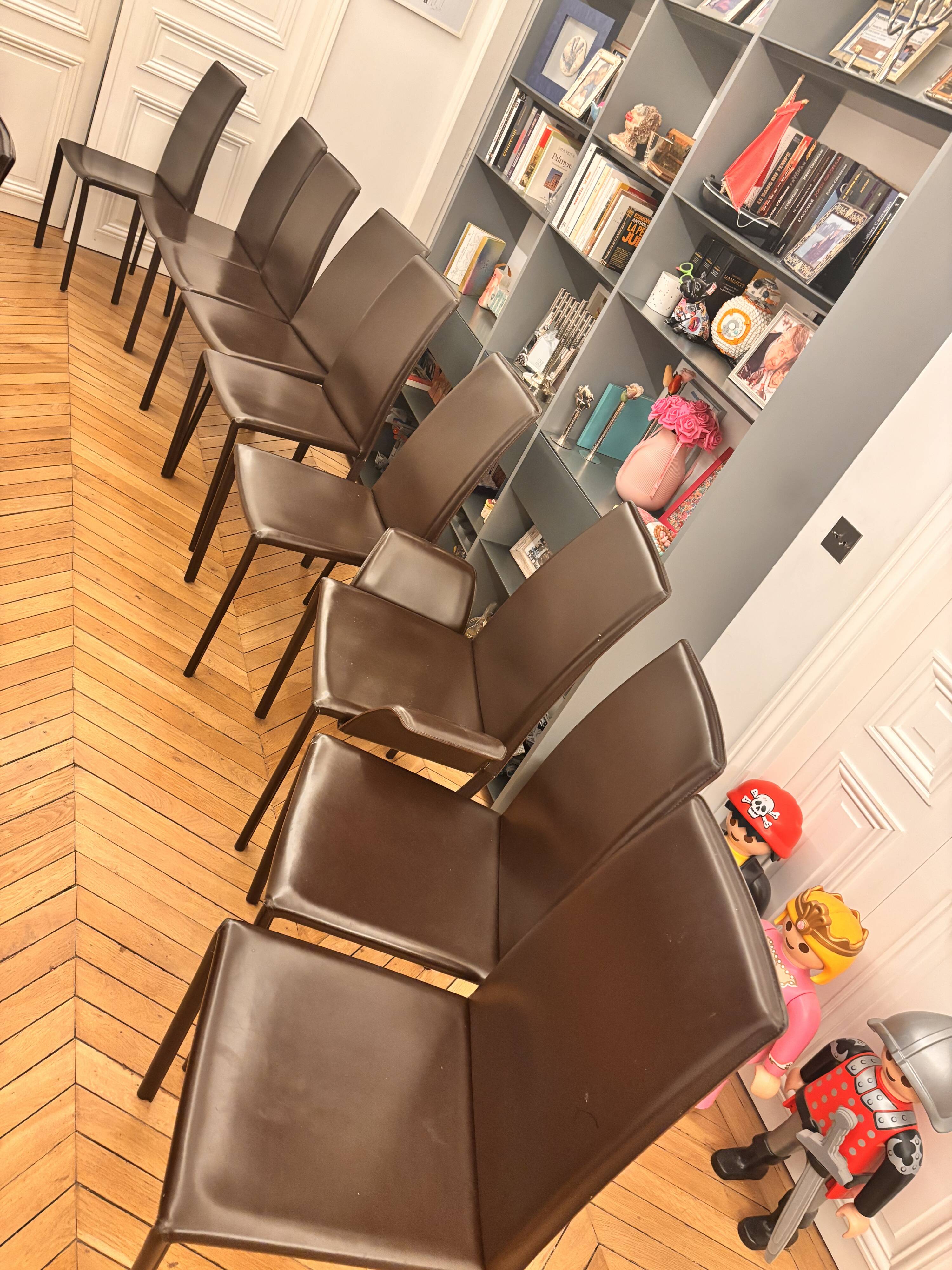 Many brown leather chairs "Roche Bobois"