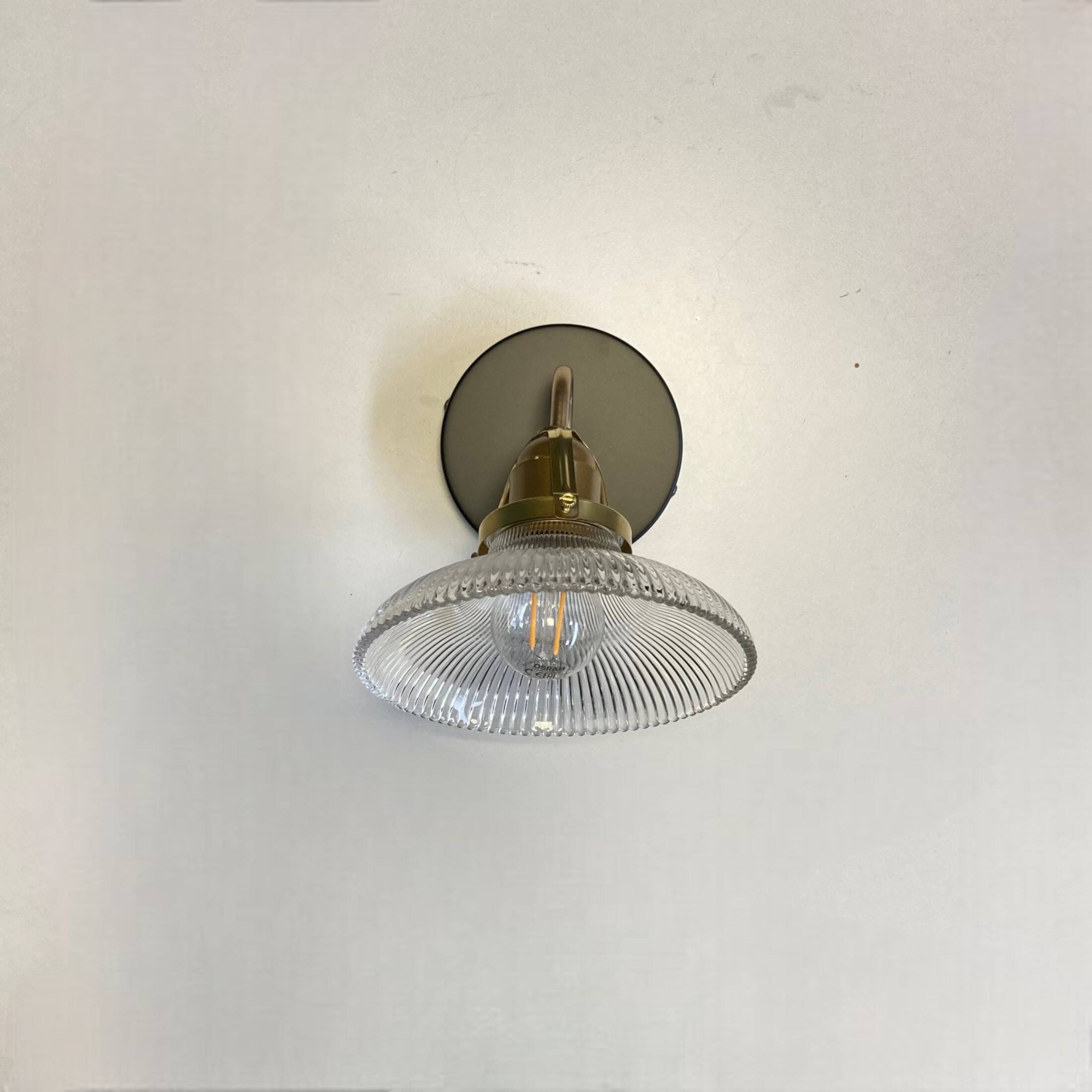 Small swan neck wall light in brass and prismatic glass vintage decoration
