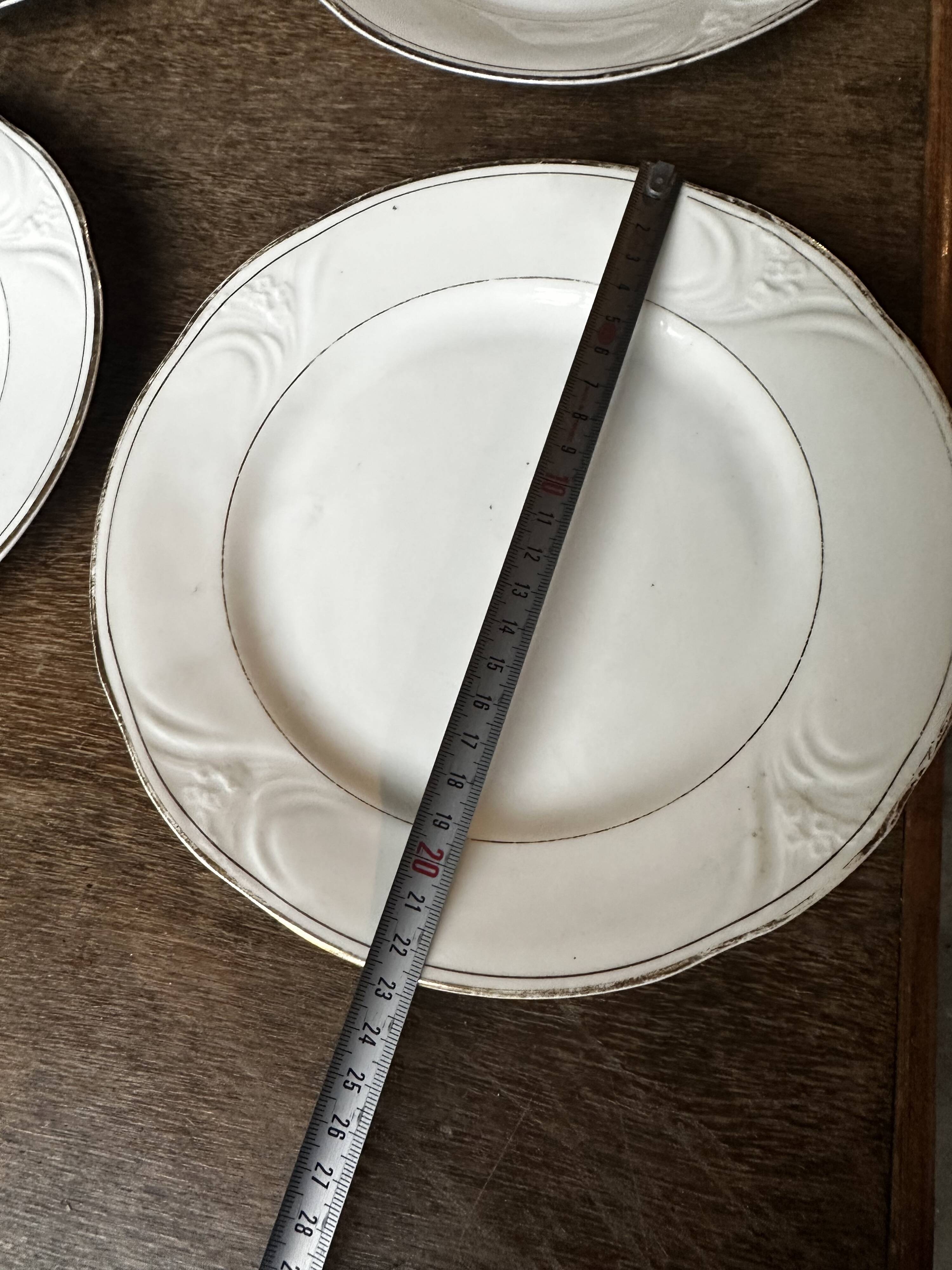 6 porcelain plates Art Nouveau period White and gold border - Diameter 23 cm