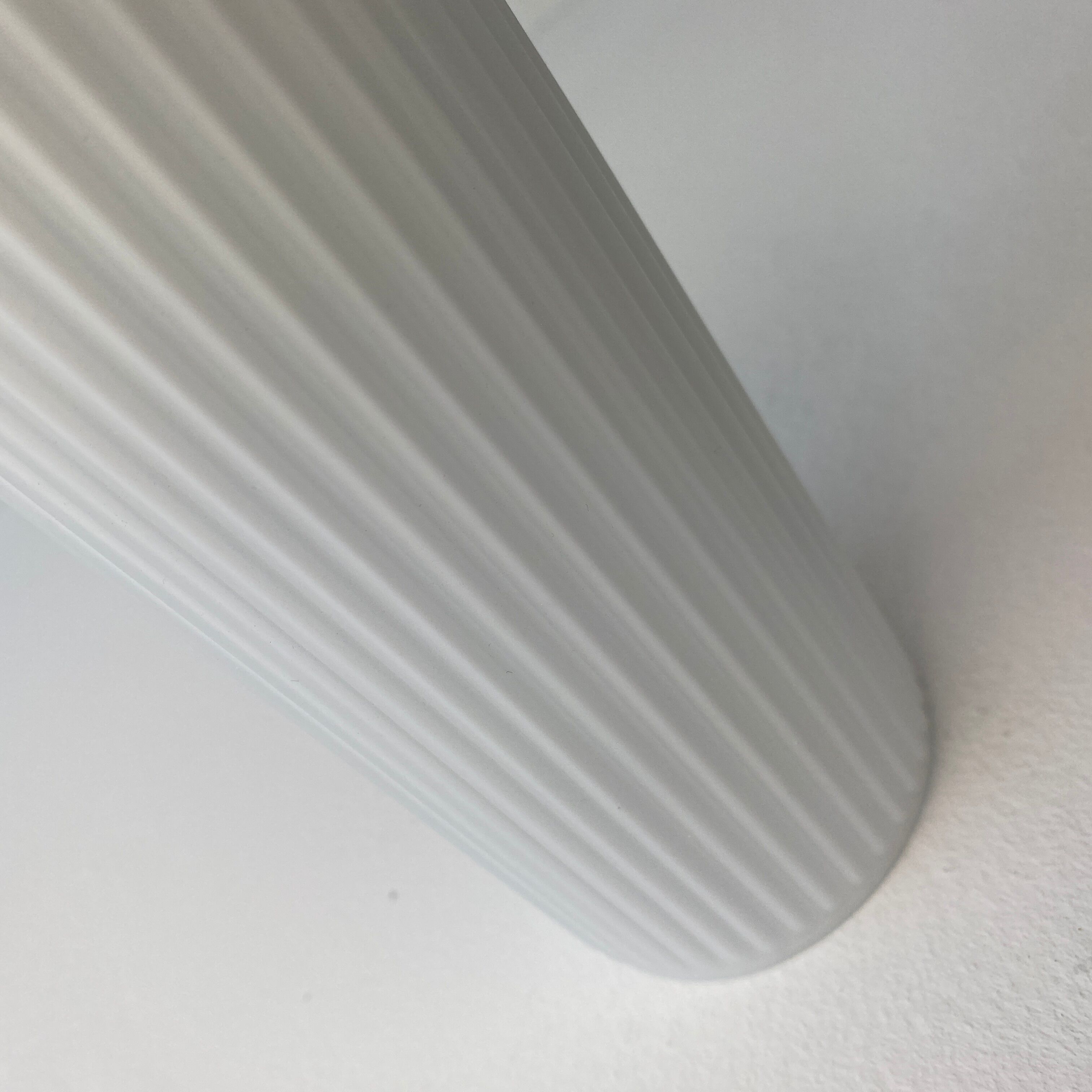 Paire d’anciennes suspensions coniques en opaline vintage