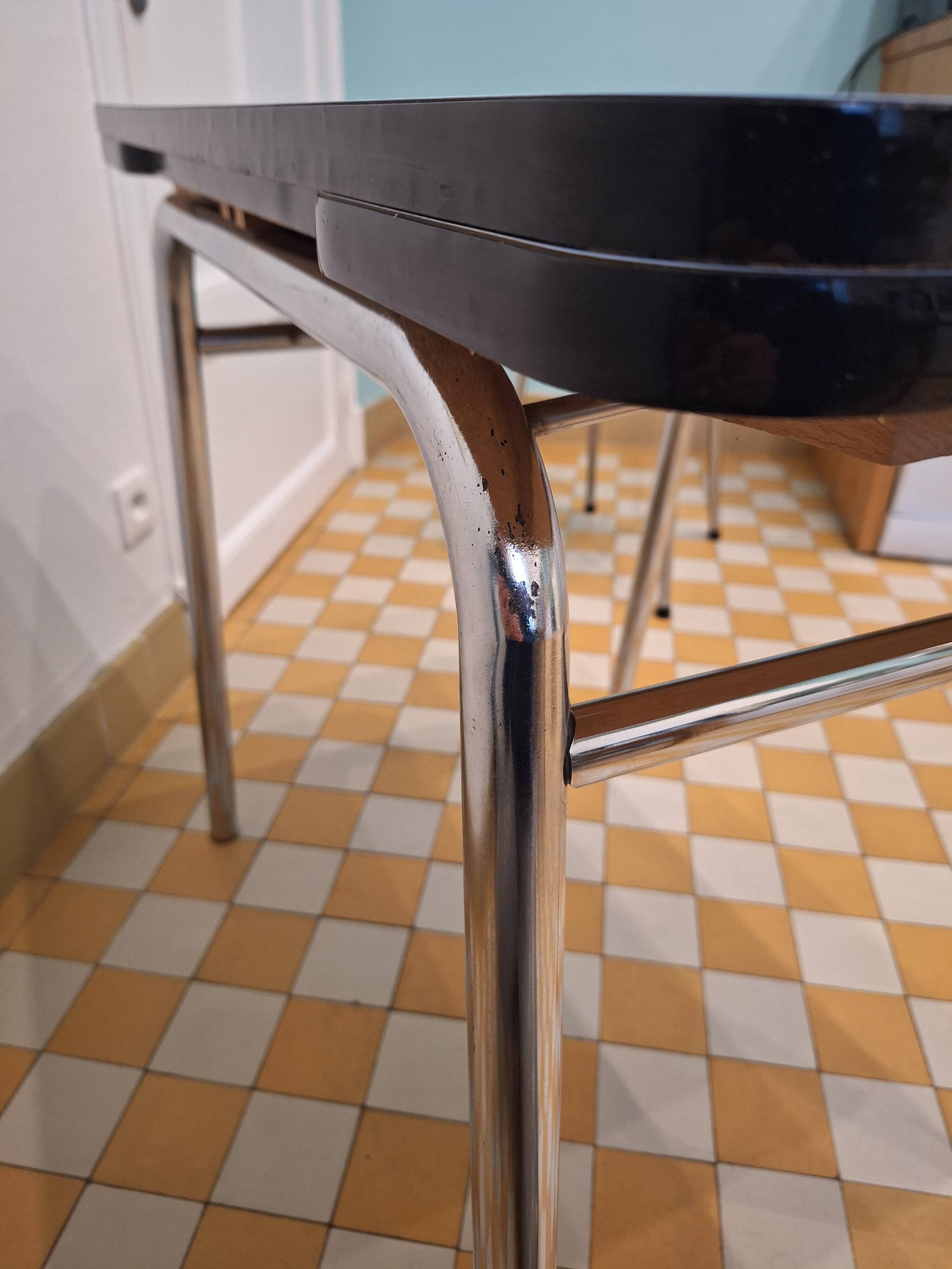 Table et chaises formica bleu