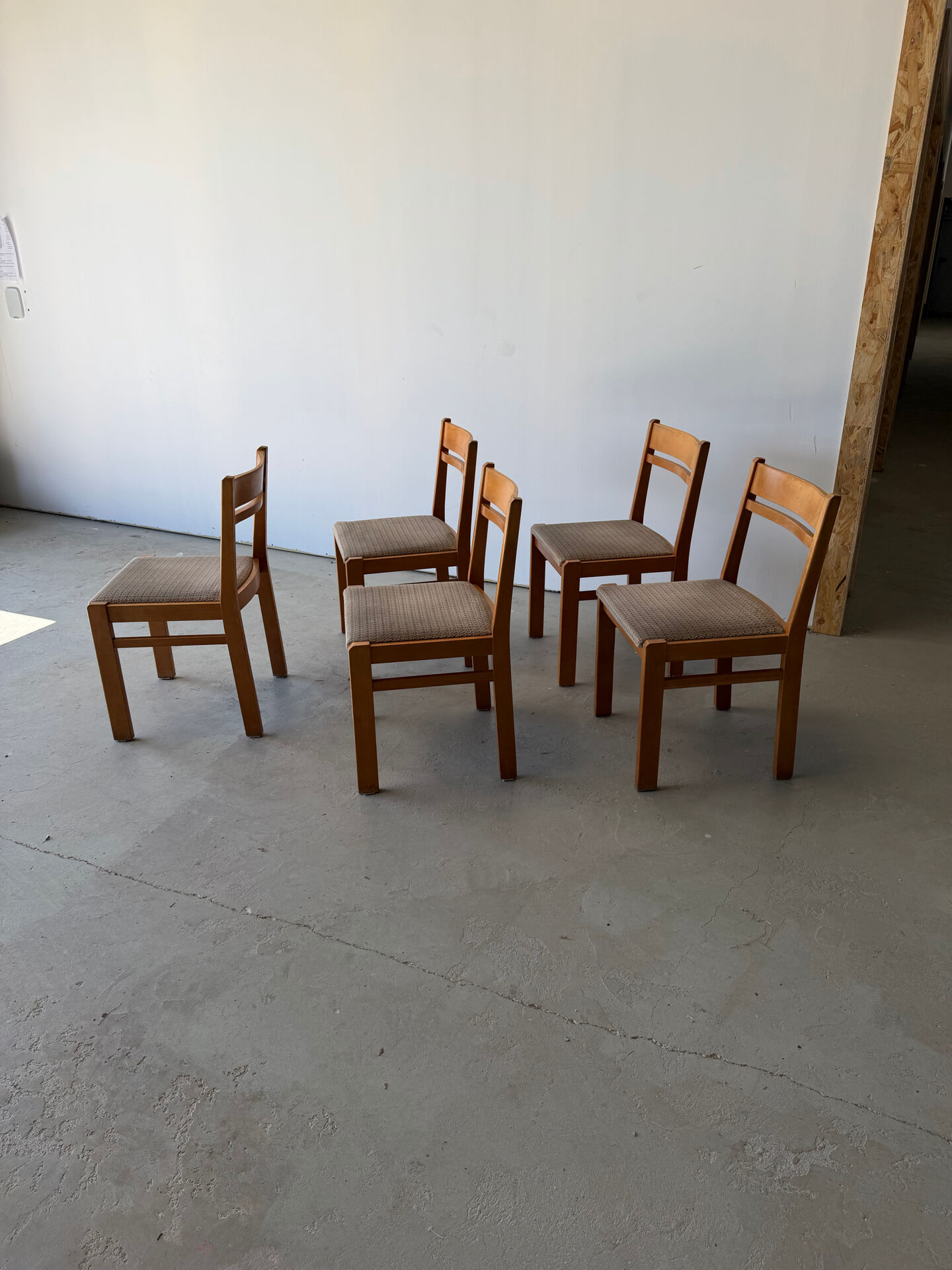 Série de 5 chaises design en orme massif vintage des années 80