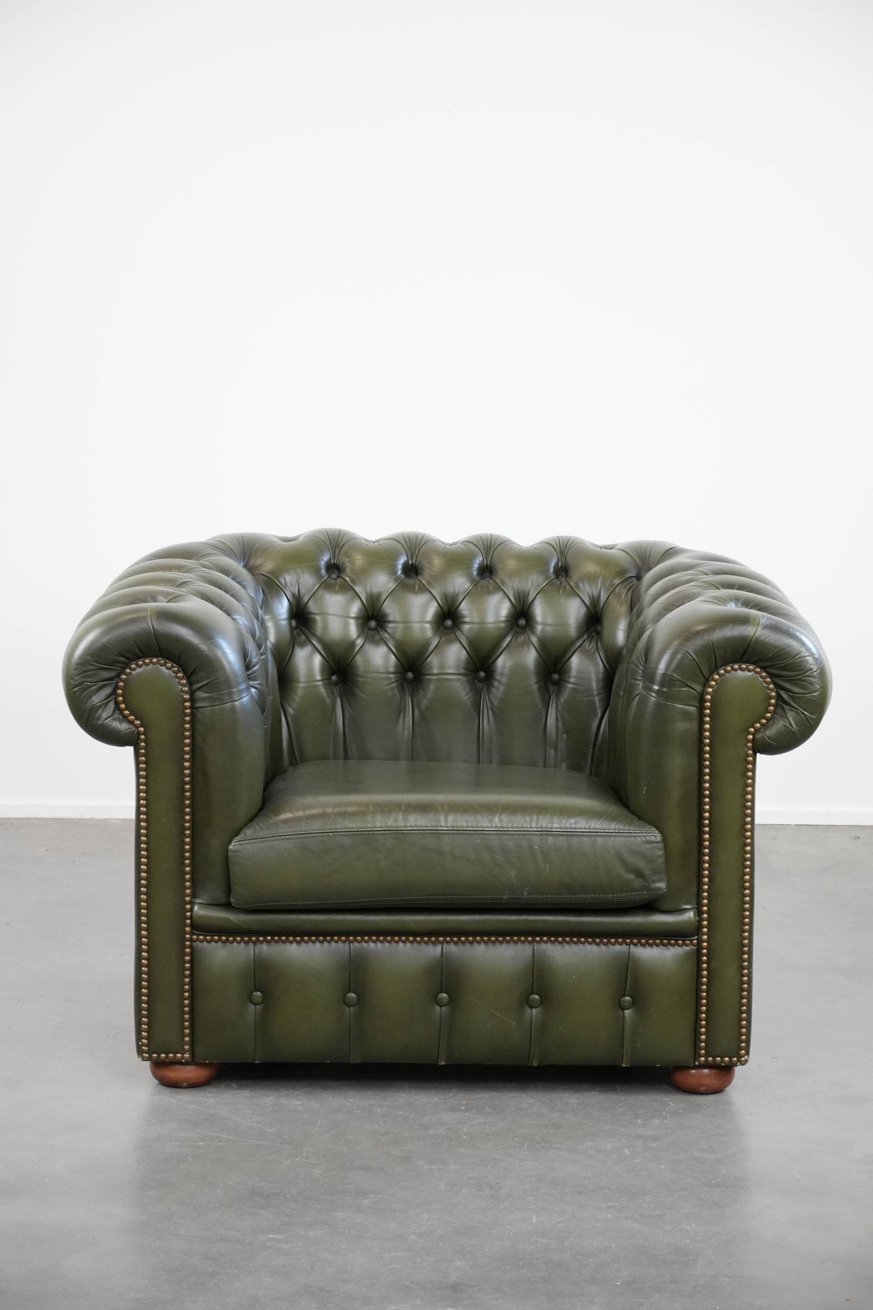 Magnifique fauteuil club en cuir de vachette verte de style anglais.